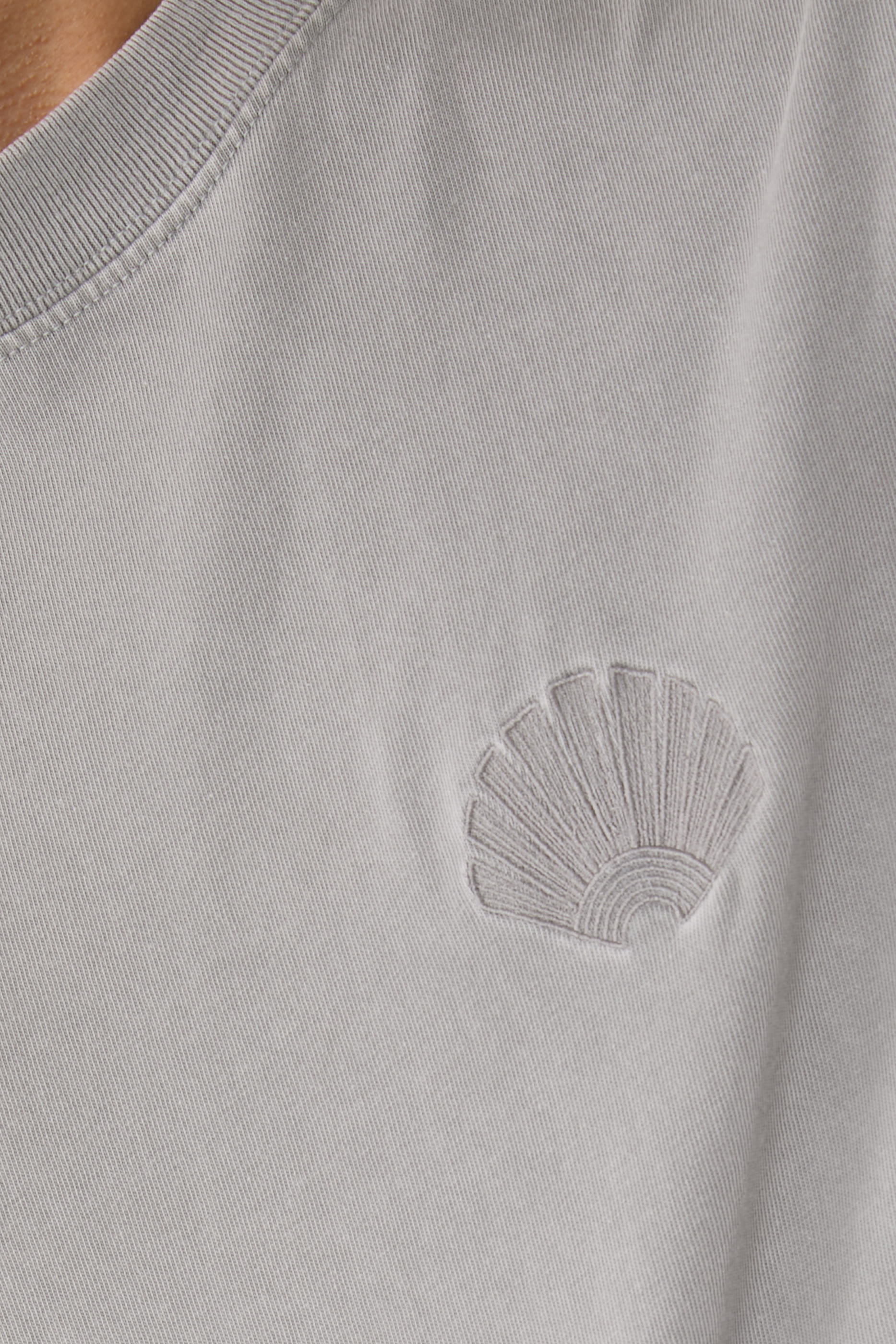 تيشيرت بشعار الماركة