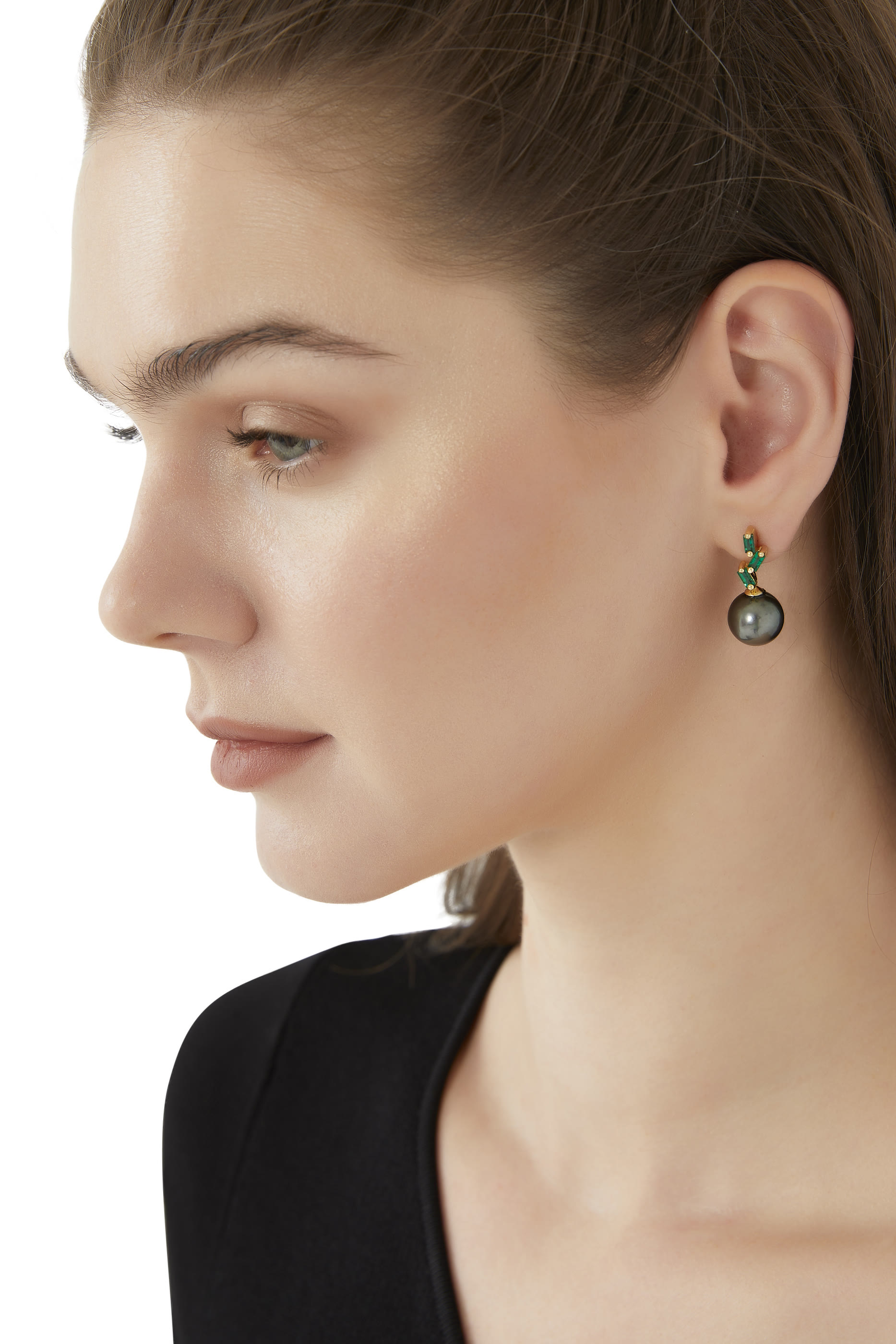 خاتم وان اوف ابه كايند مرصع بالزمرد ولؤلؤ تاهيتي ذهب أصفر عيار 18