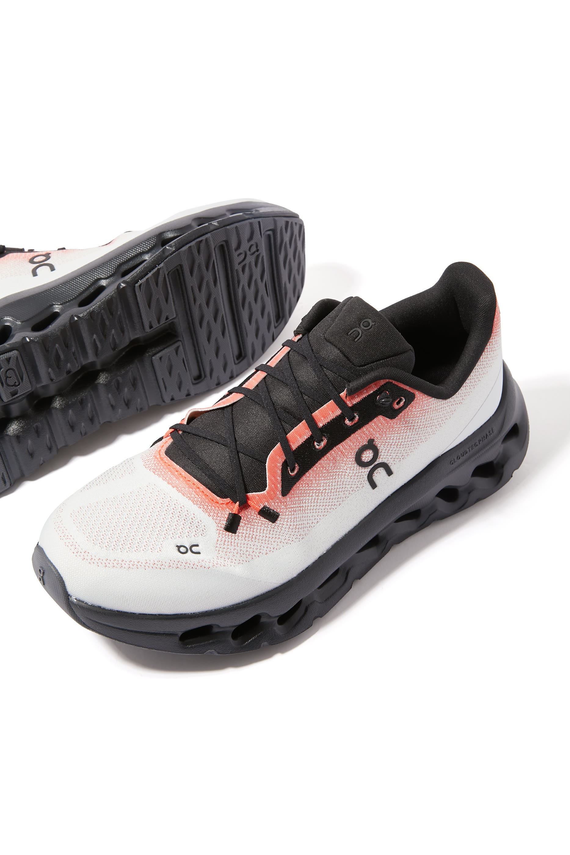 سنيكرز كلاودتيلت للنساء