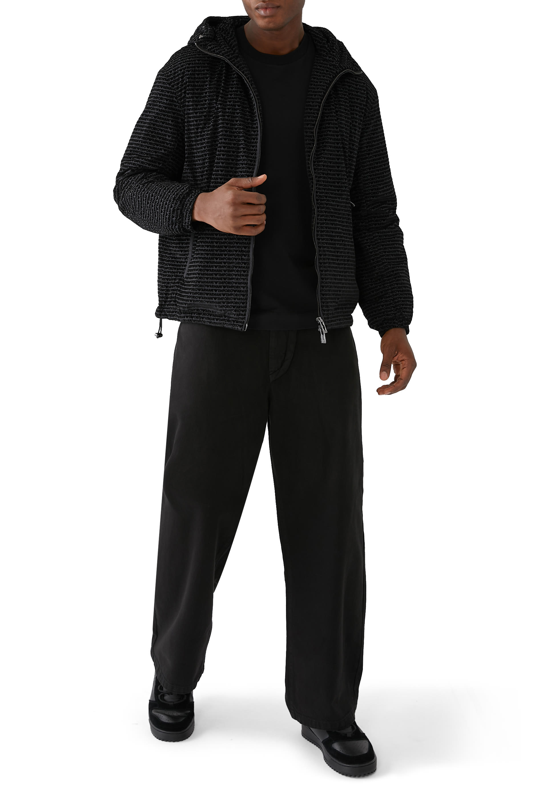 جاكيت بغطاء رأس وشعار الماركة