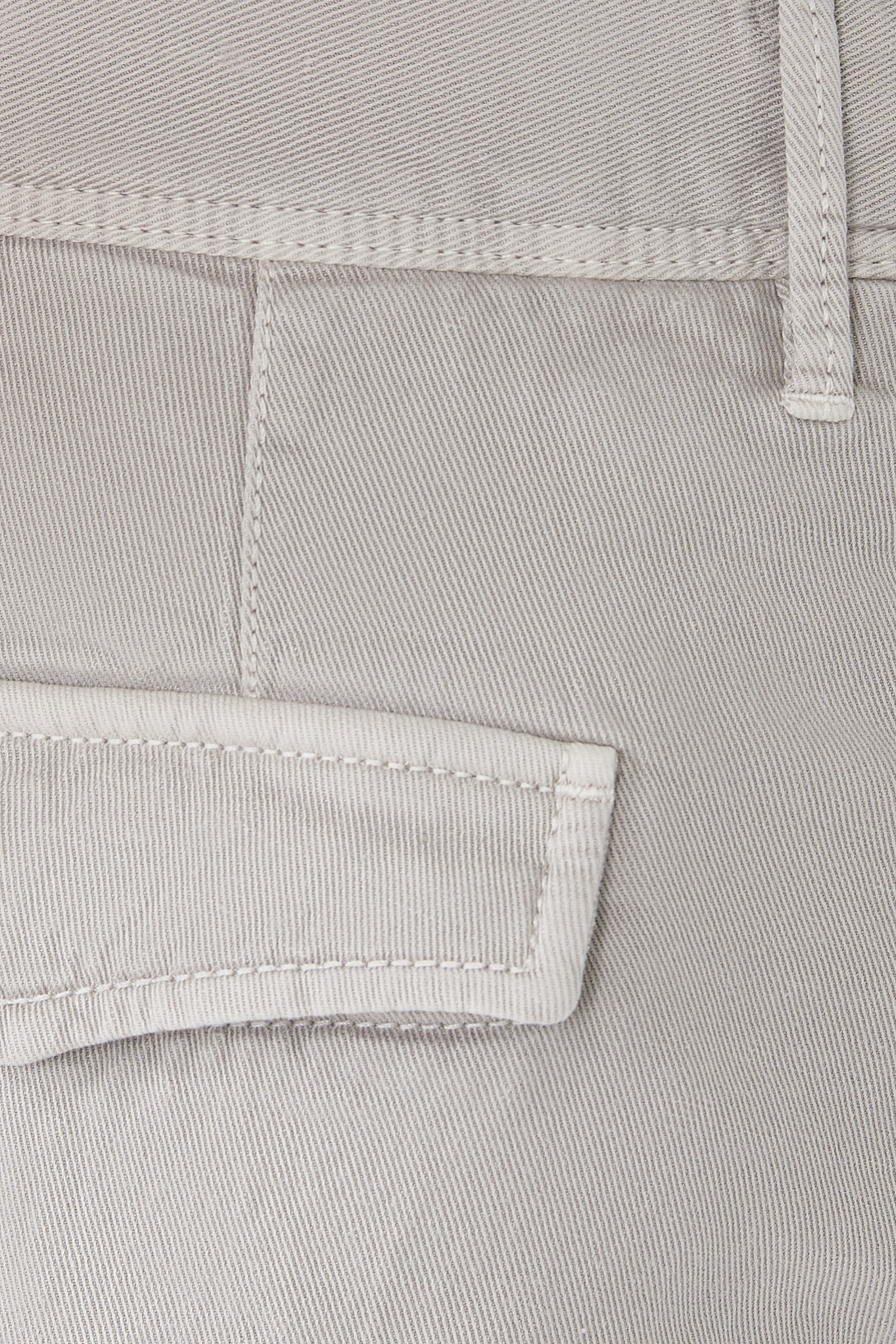 شورت بيرمودا بشعار الماركة