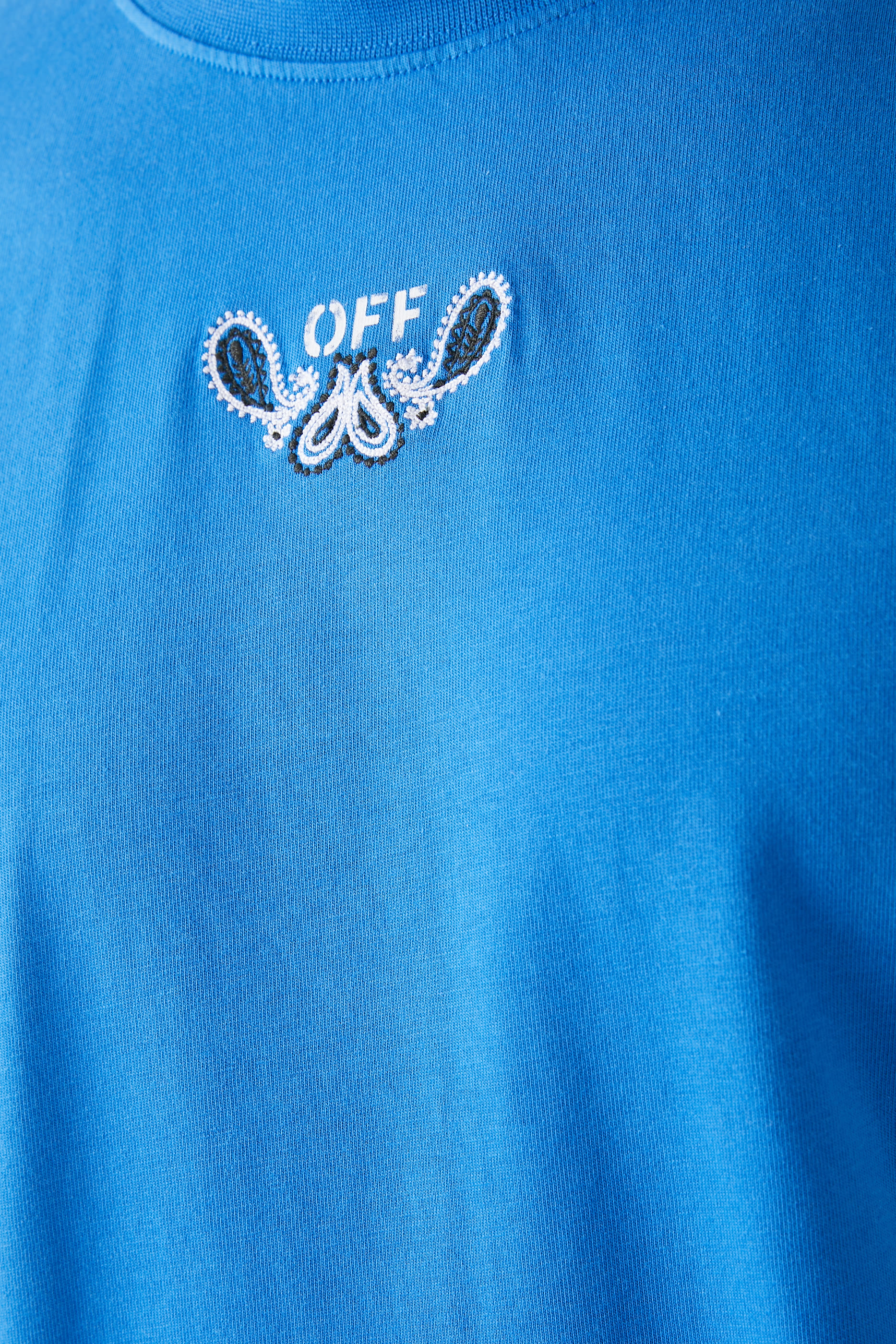 تيشيرت بطبعات باندانا وأسهم