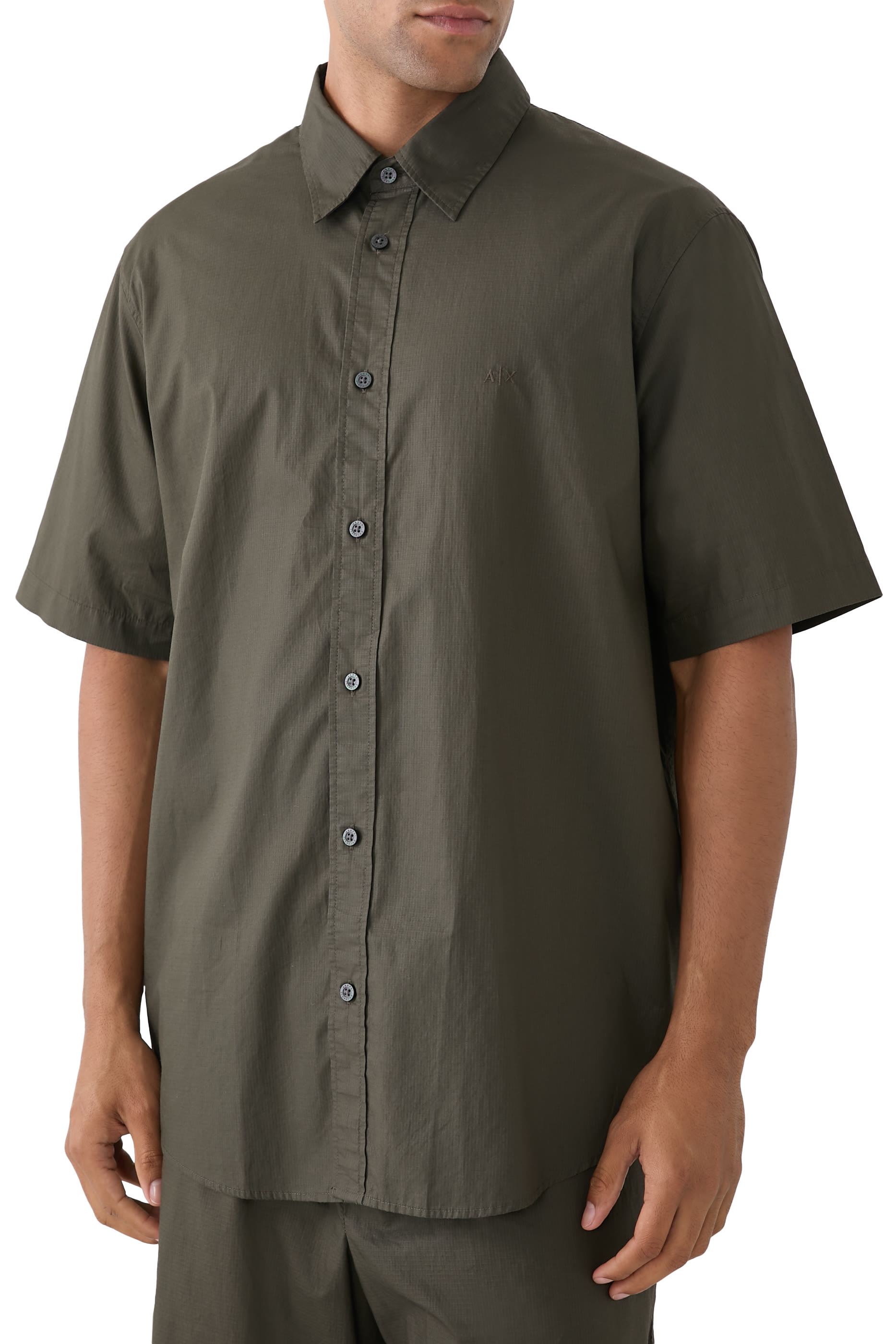 قميص مطرز بشعار الماركة