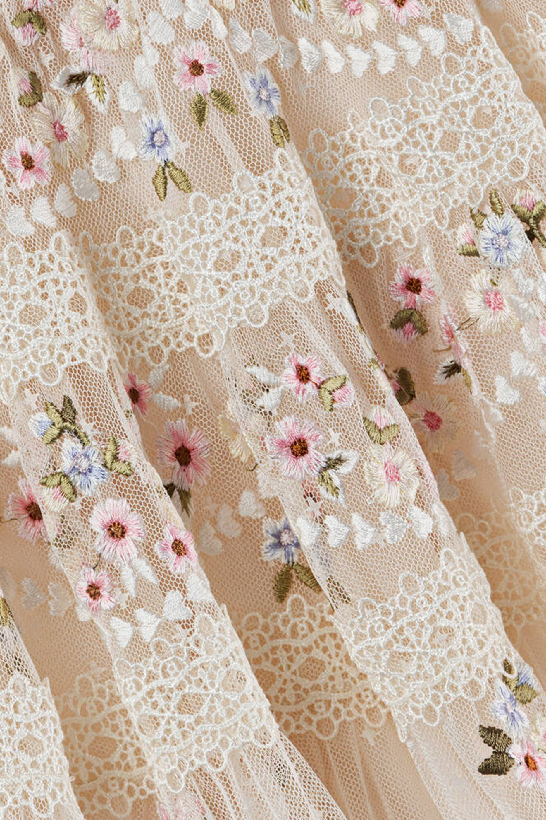 فستان جارلاند يتطريزات على شكل أشرطة