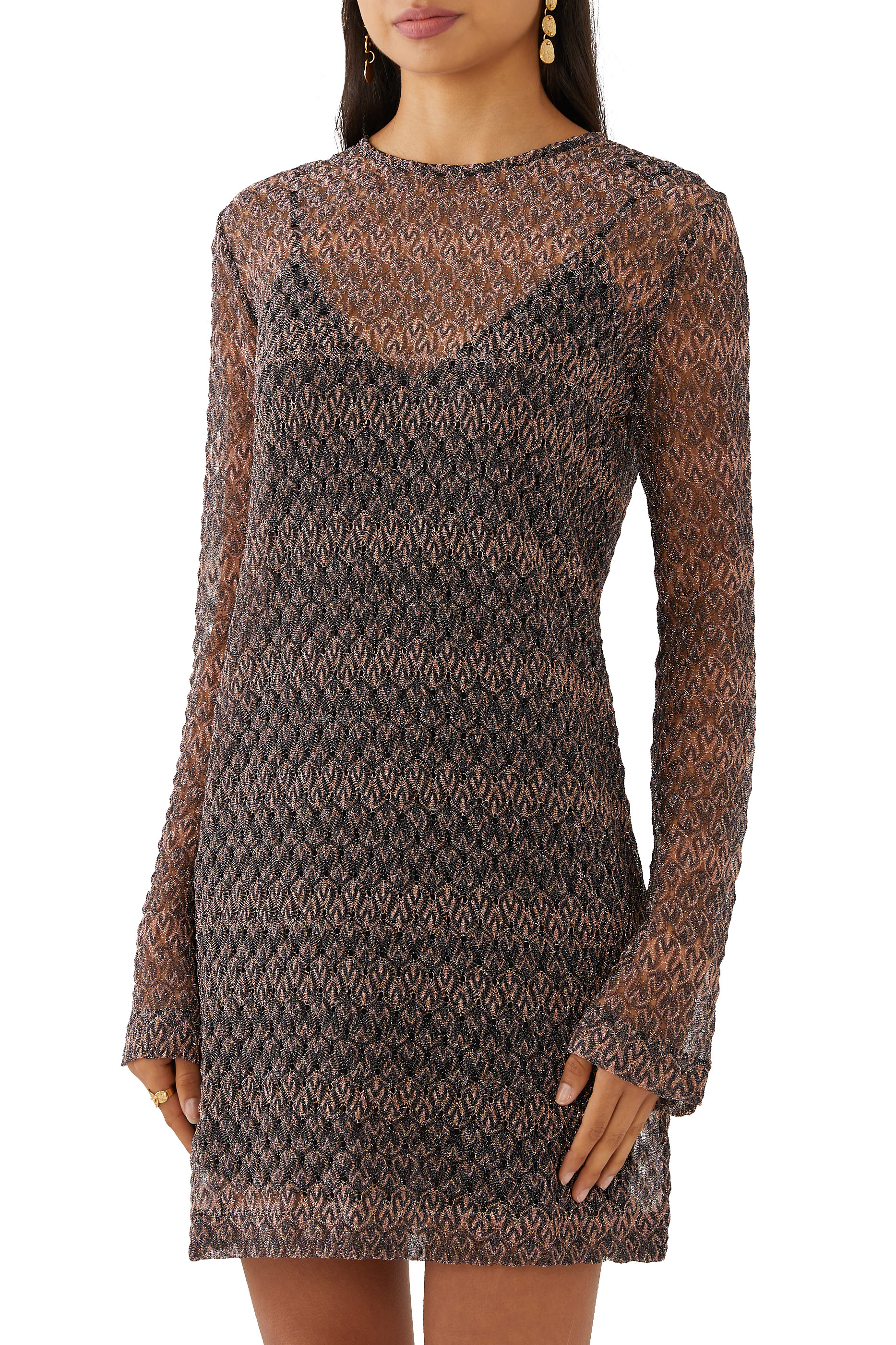 فستان لامع قصير بطبقة دانتيل شفافة