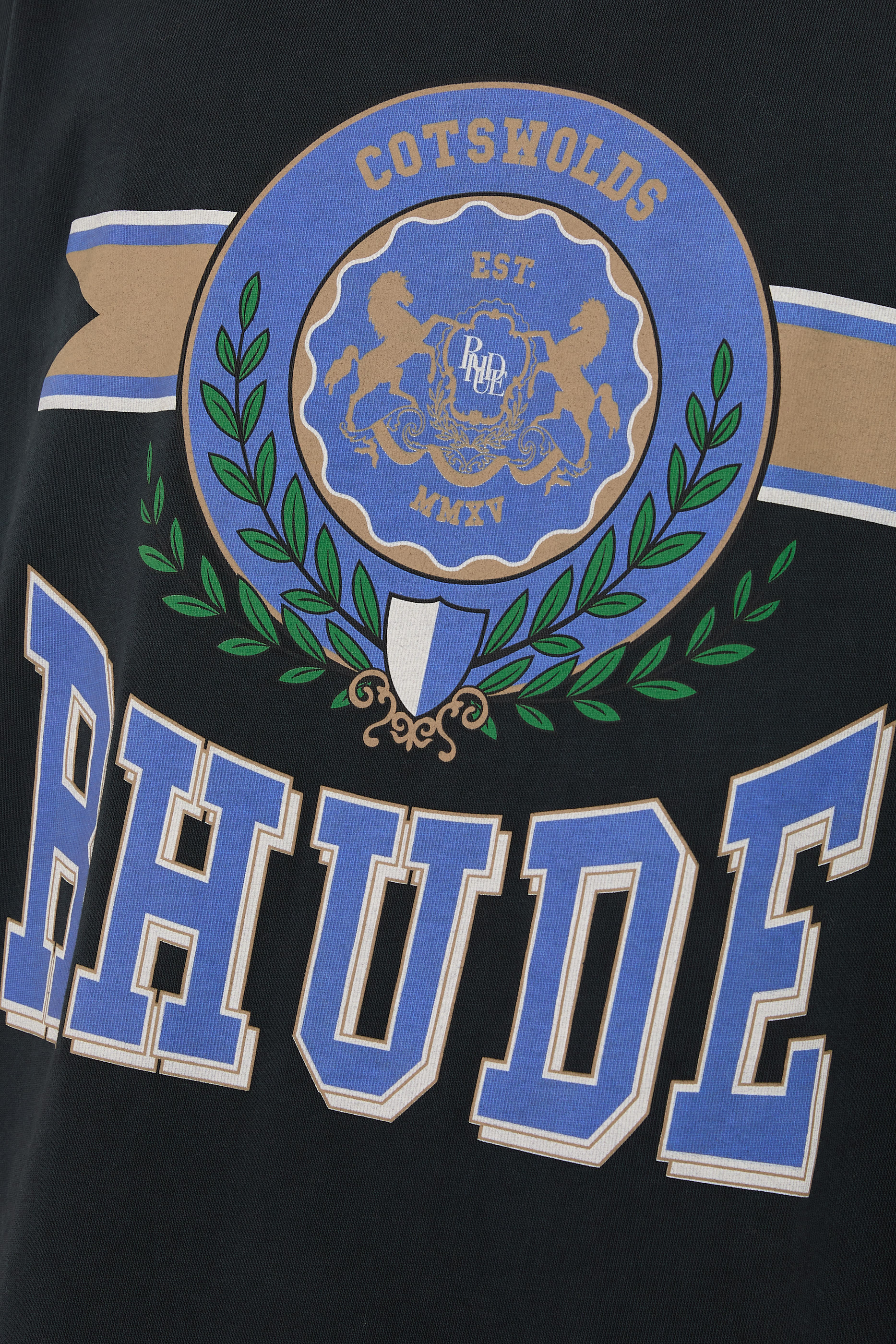 تيشيرت بشعار الماركة ونقشة كوتسوولد