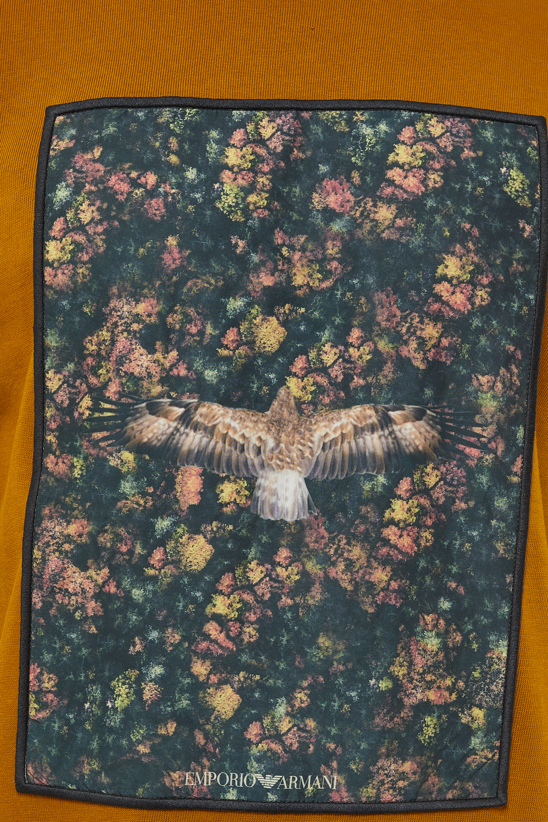 تيشيرت اوكر امبوريو ارماني بياقة ضيقة