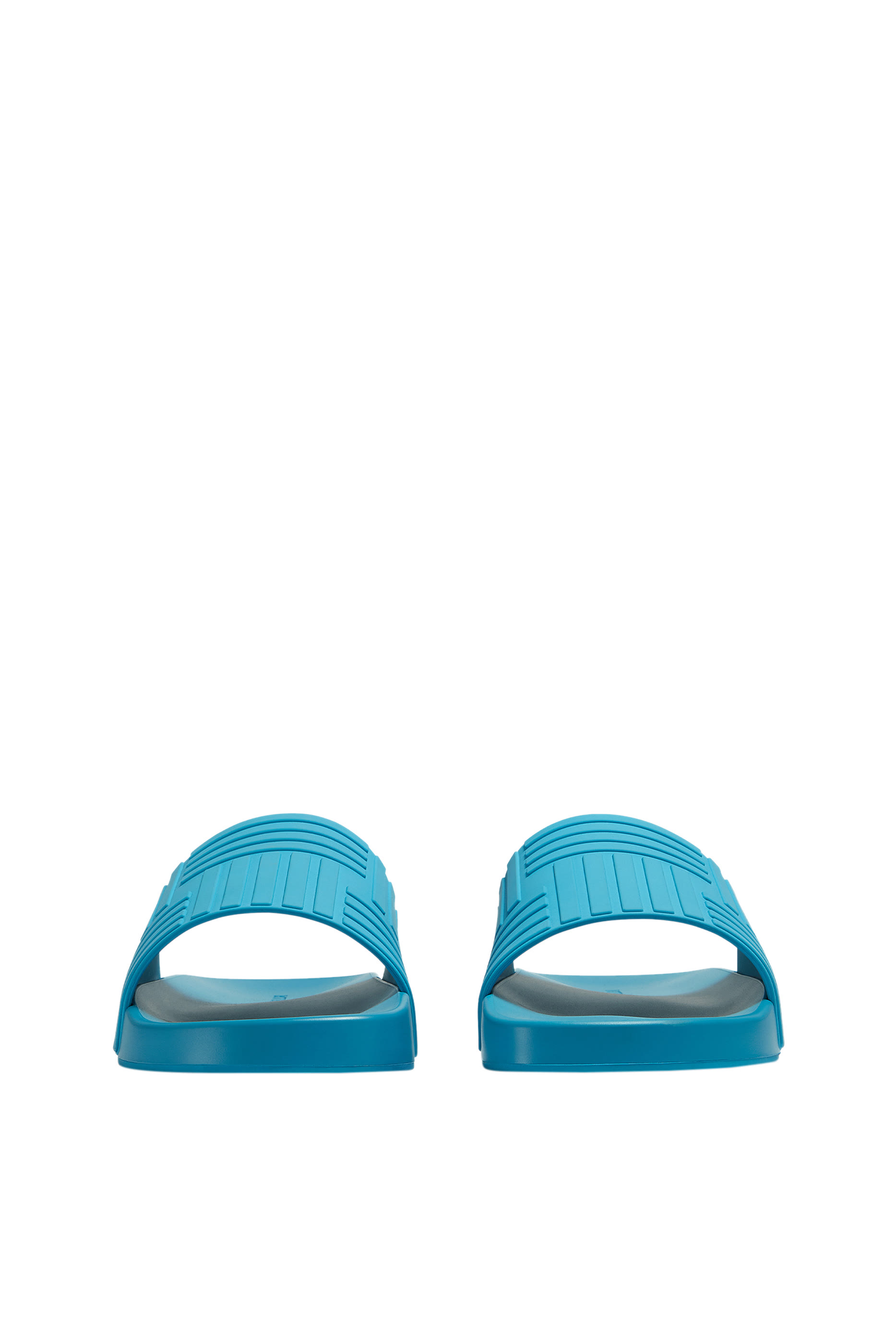 حذاء مفتوح بالتصميم المجدول