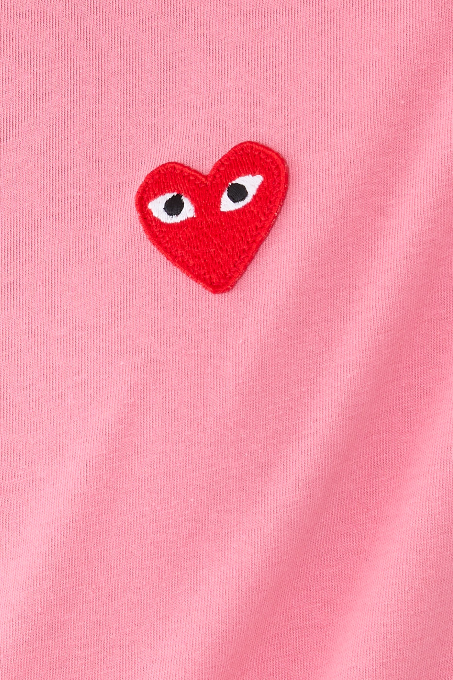 تيشيرت بلاي برقعة قلب باللون الأحمر