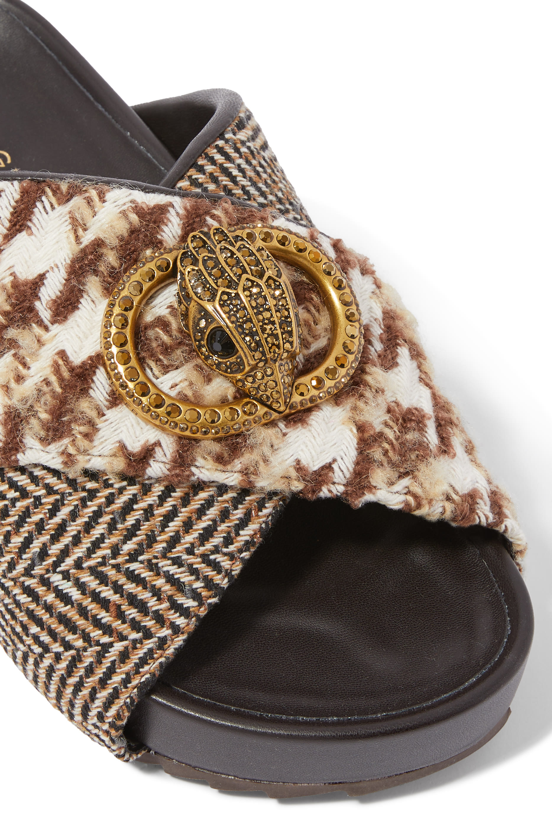 صندل  تشيلسي بسيور بتصميم متقاطع