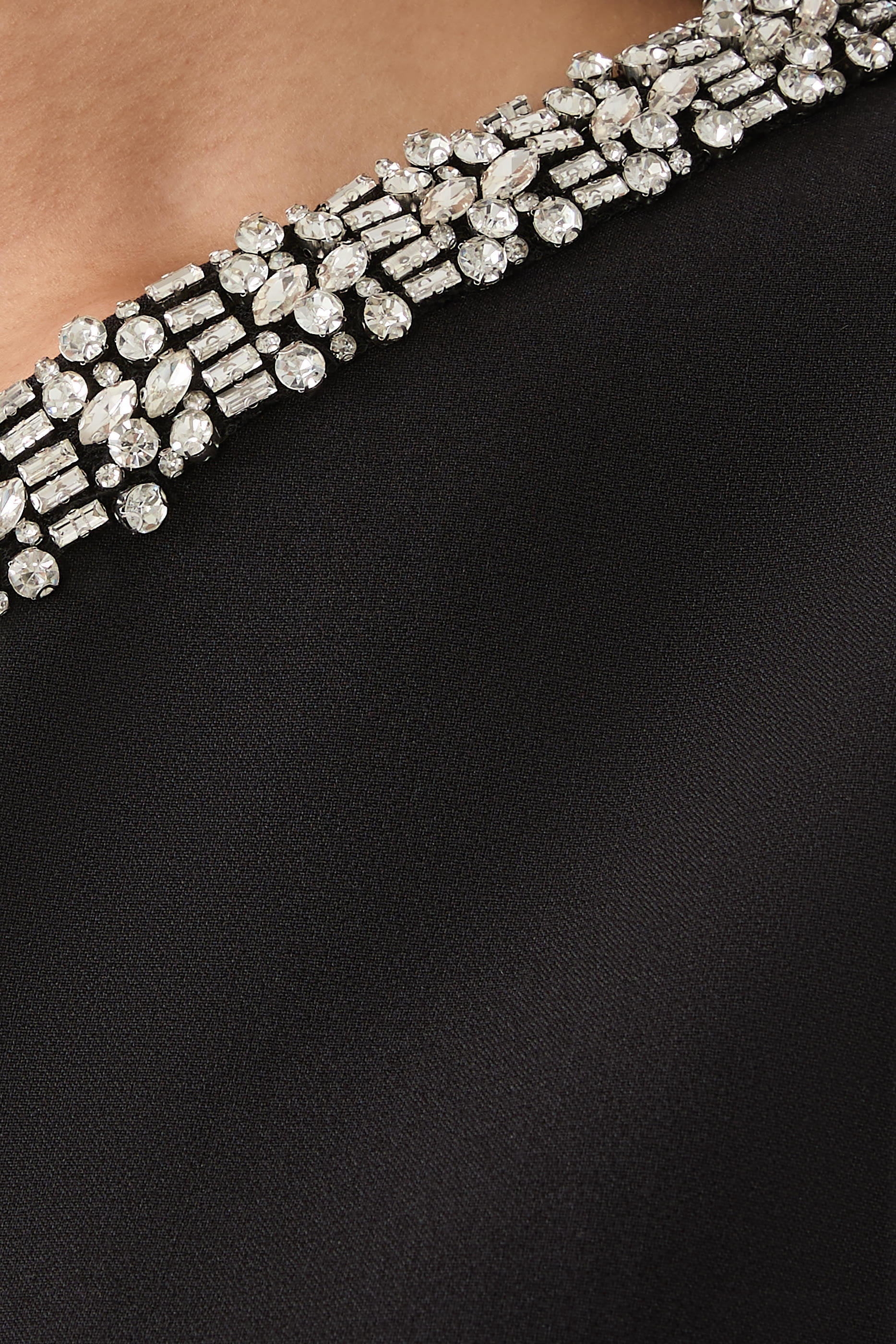 فستان سهرة بتصميم غير متماثل وتطريز كريب