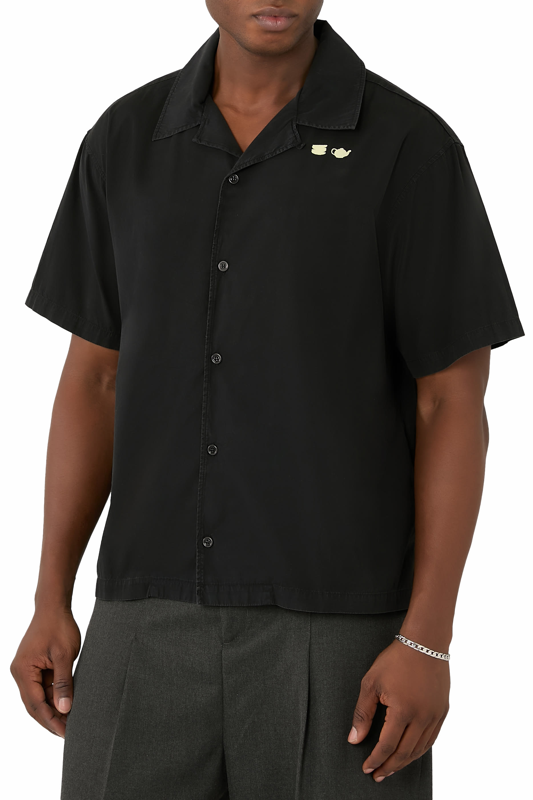 قميص بتطريز شعار الماركة بلون مغاير