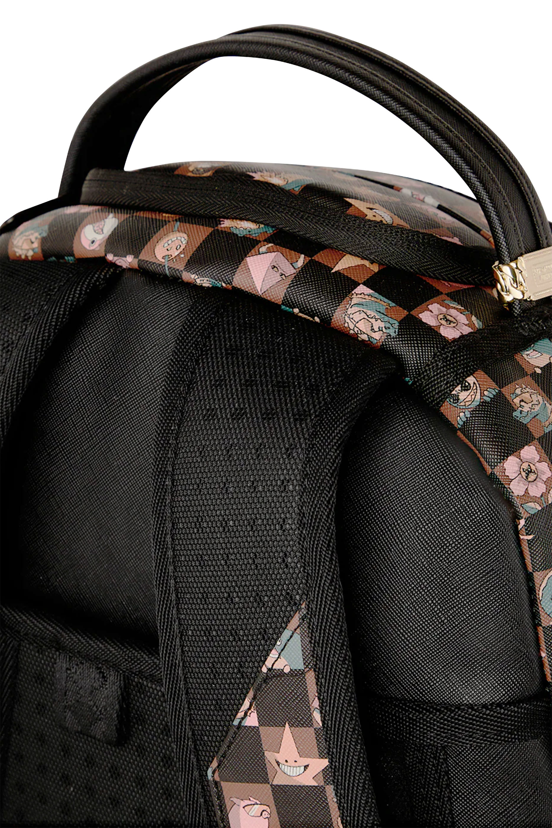 حقيبة ظهر دي ال اكس اس في بنقشة شخصيات متنوعة تختلس النظر للأطفال