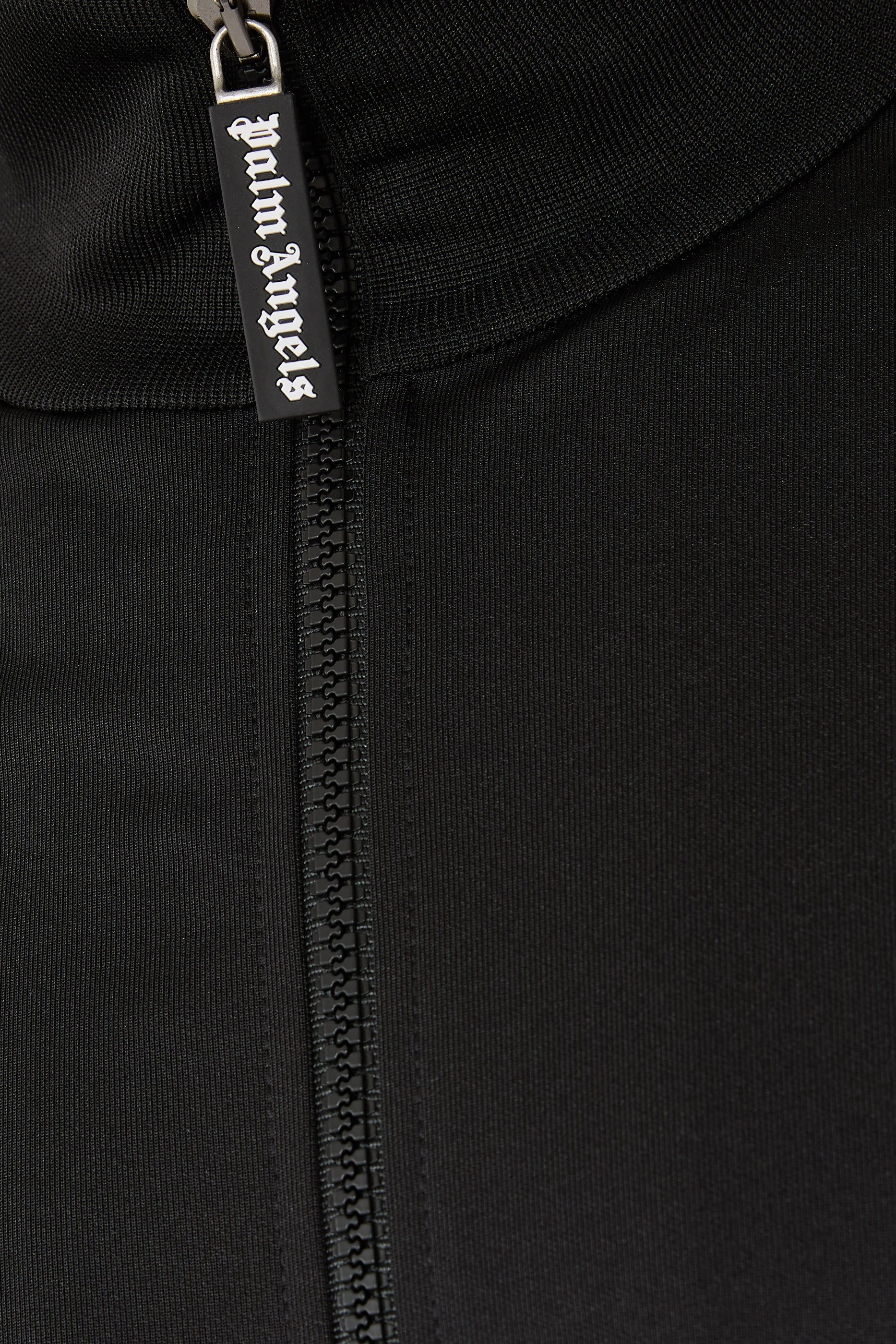 جاكيت رياضي بشعار الماركة منحني على الظهر