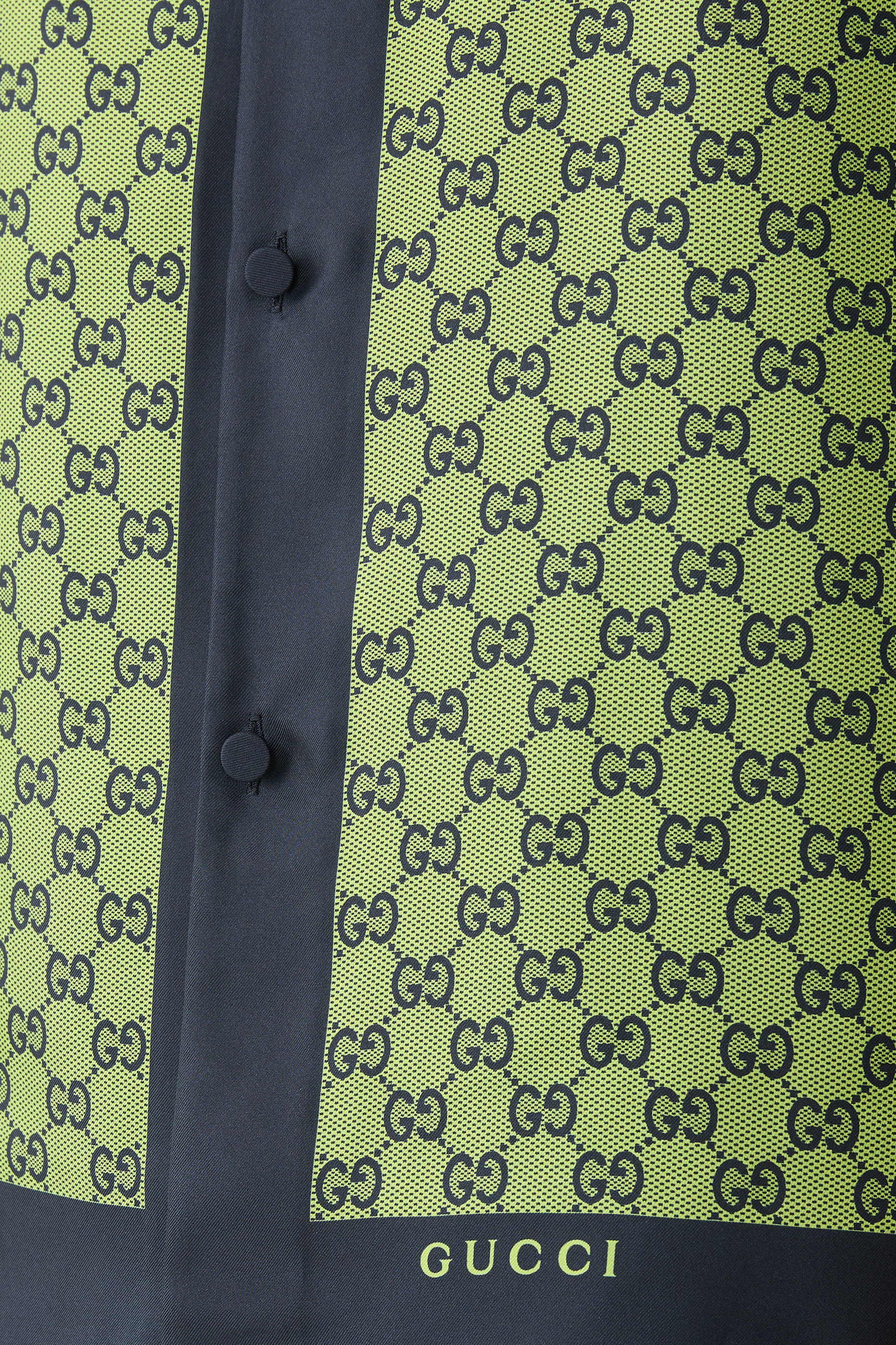 قميص حرير بنقشة حرفي شعار الماركة