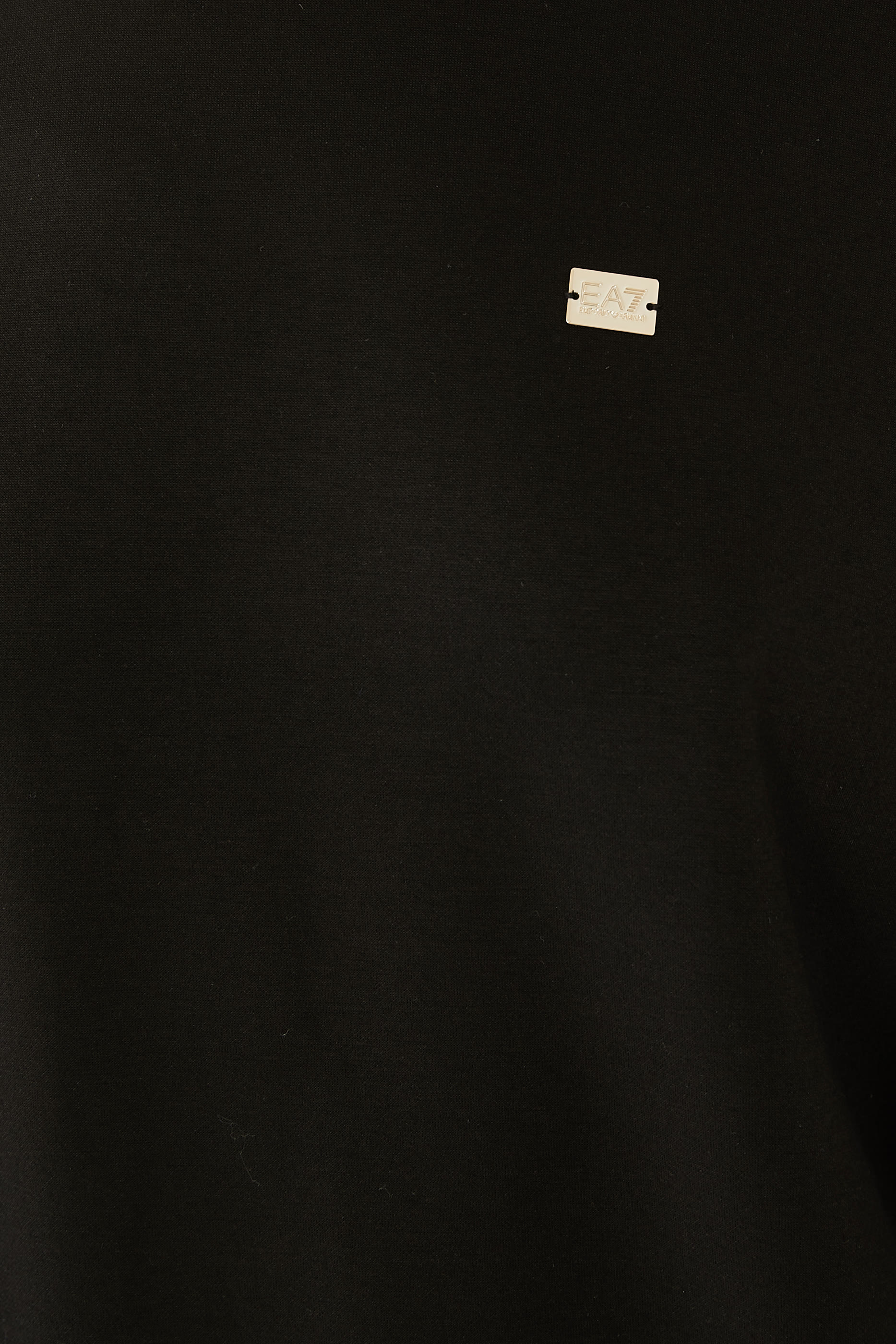 بدلة رياضية بشعار الماركة