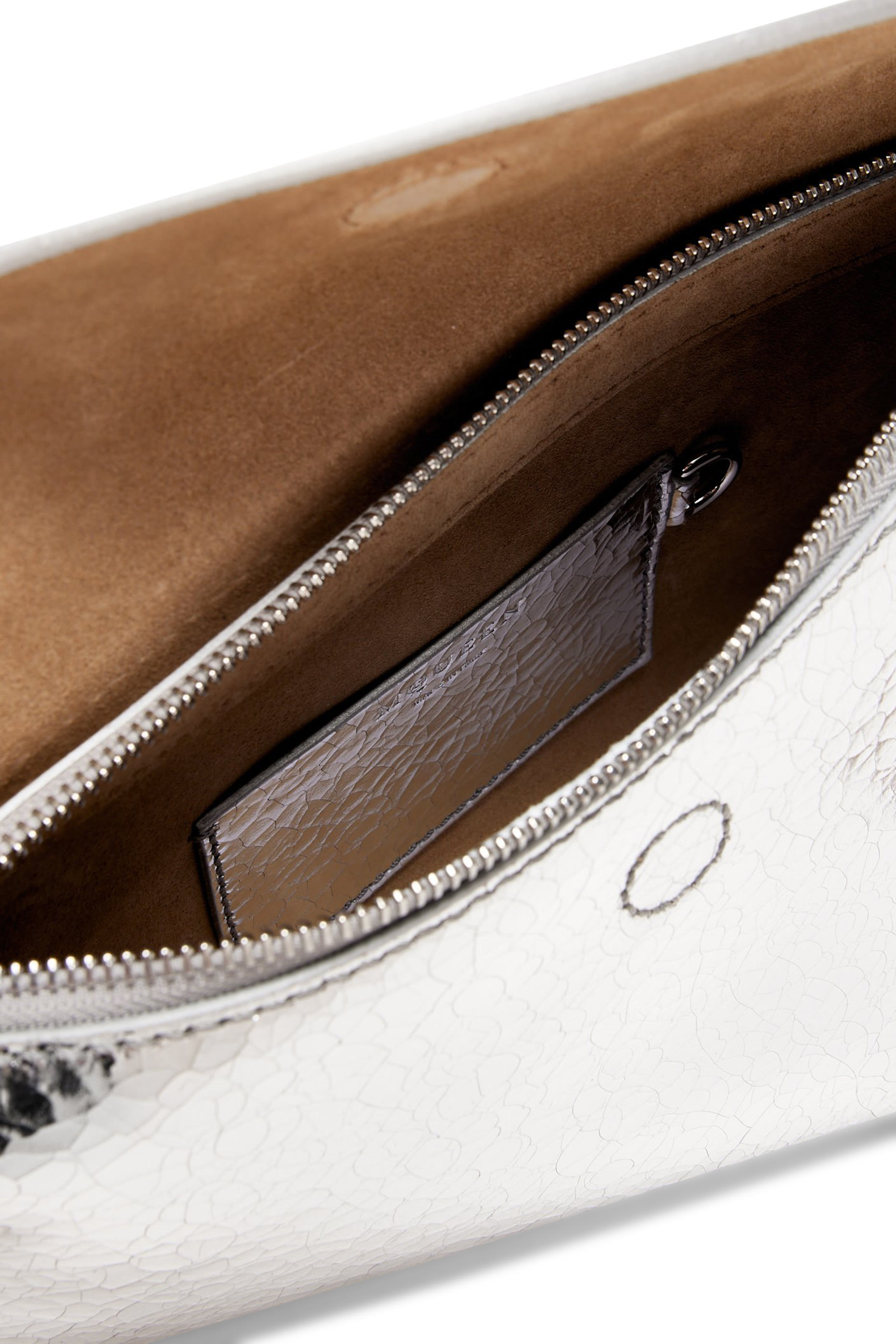 حقيبة سلينغ بحلية بتصميم حرف T