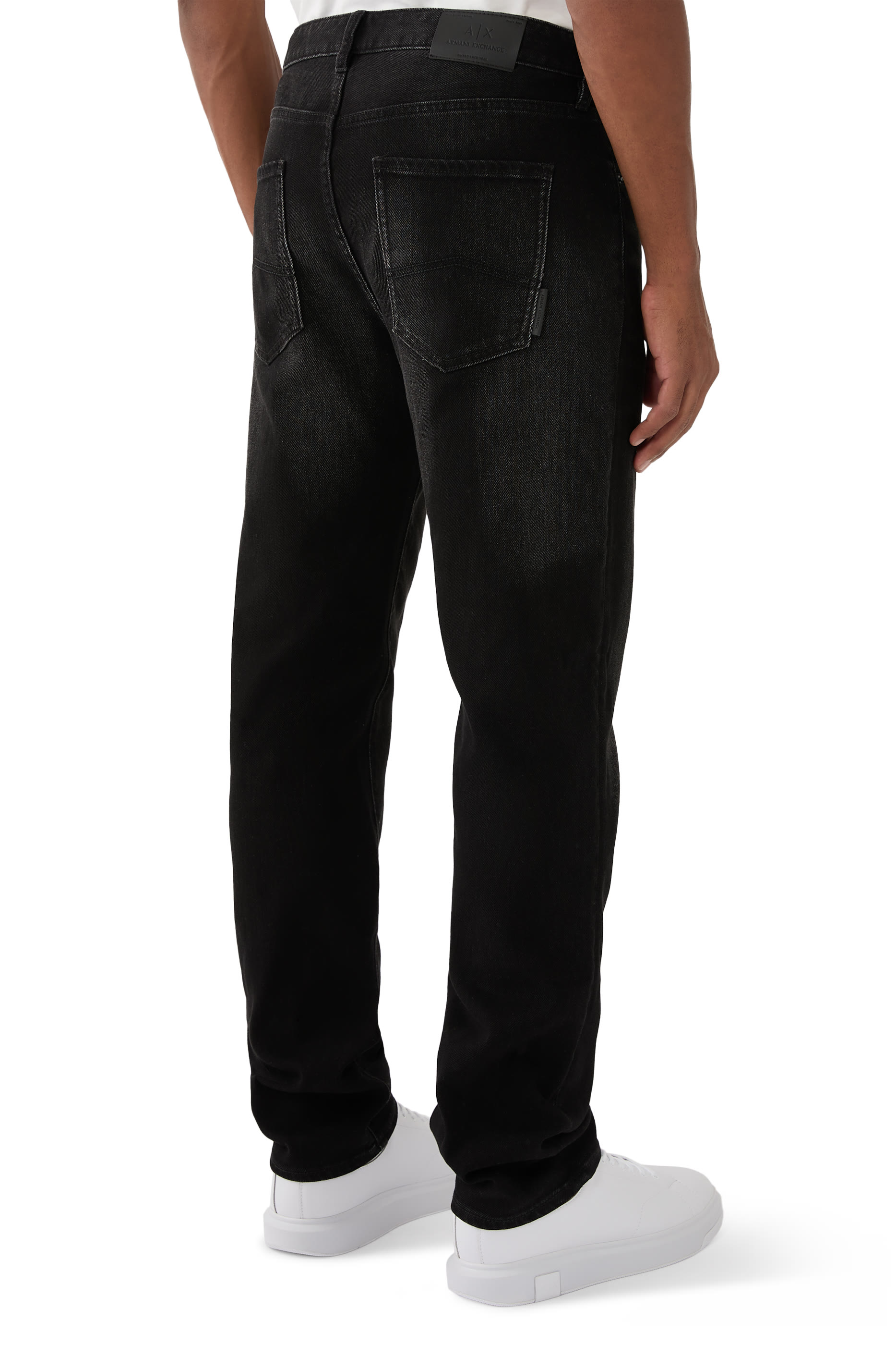 بنطال جينز بقصة ضيقة وخمس جيوب دنيم