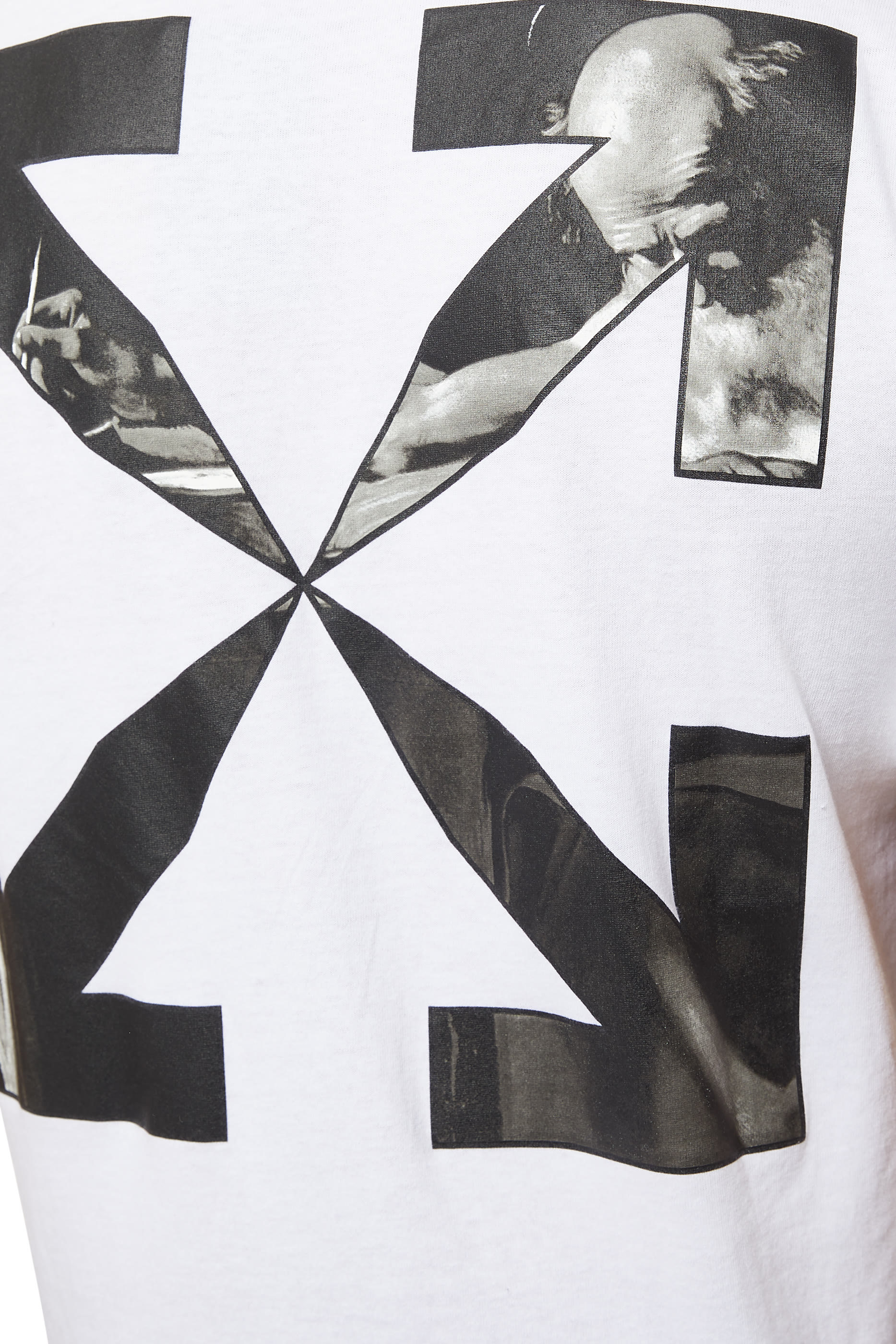 تي شيرت بقصة ضيقة بطبعة بتصميم كارافاجيو