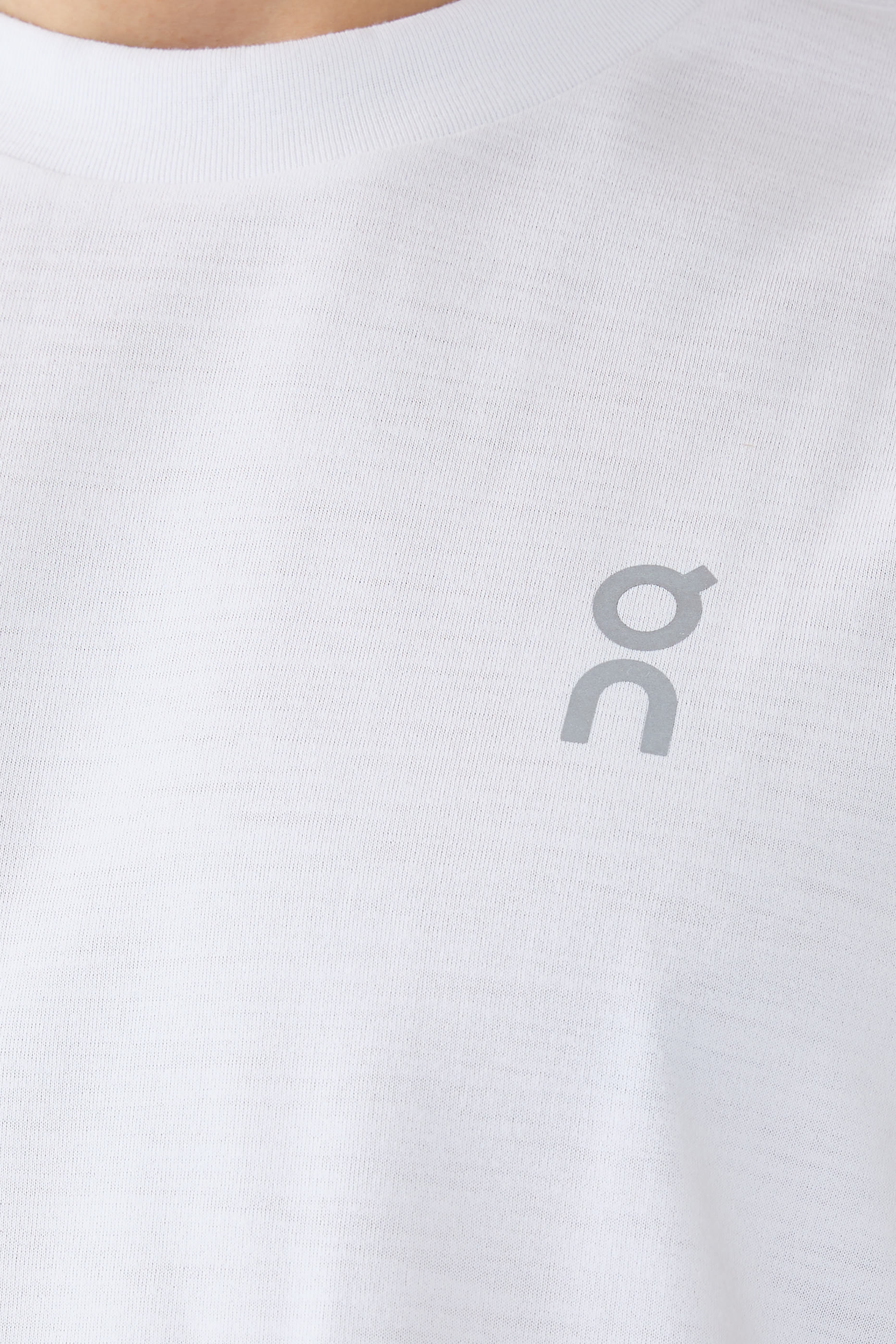 بلوزة رياضية بلا أكمام بشعار الماركة