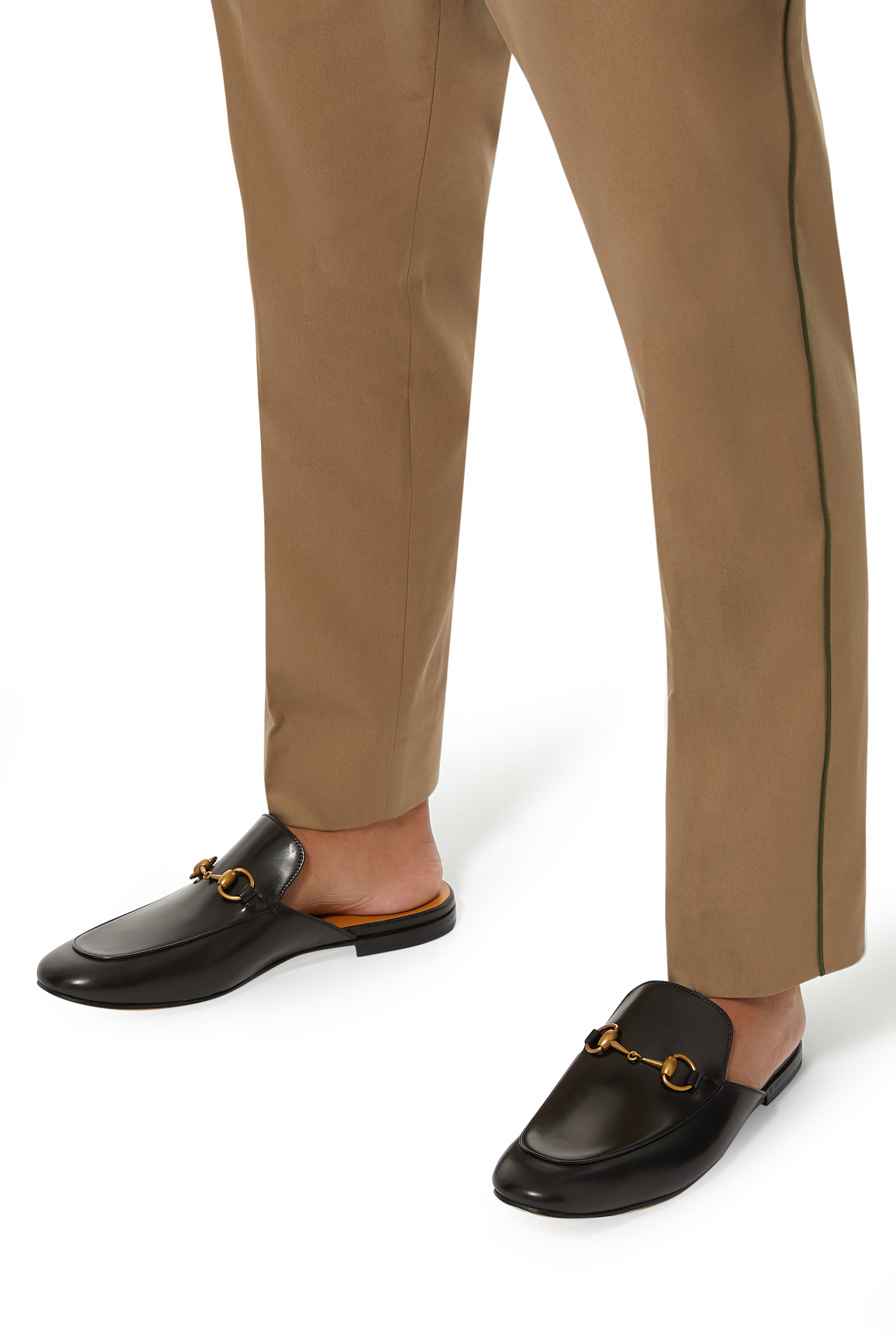 حذاء مفتوح من الخلف بحلية على شكل لجام حصان