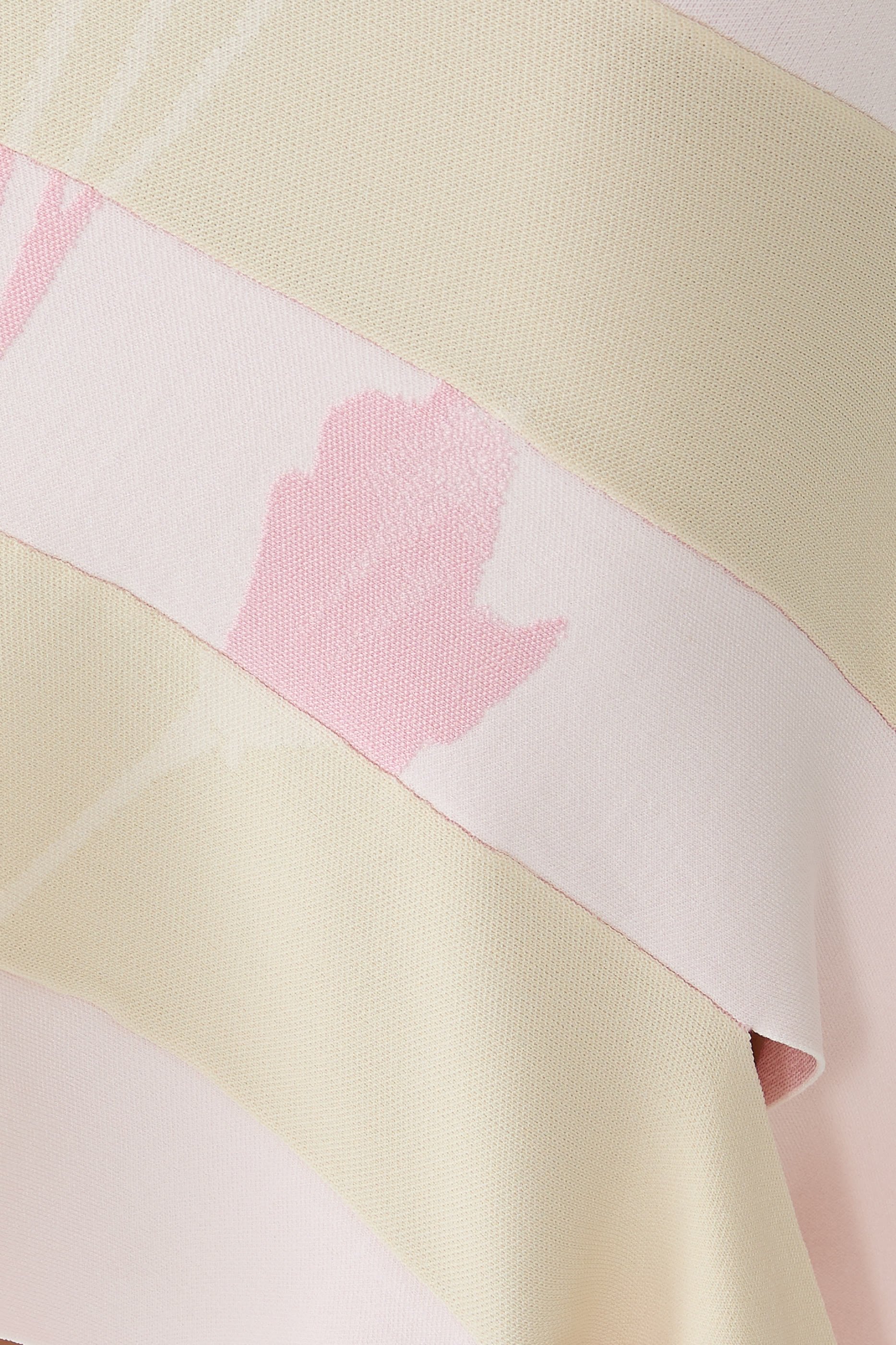 فستان بولو ديكل يتفاعل مع الأشعة فوق البنفسجية