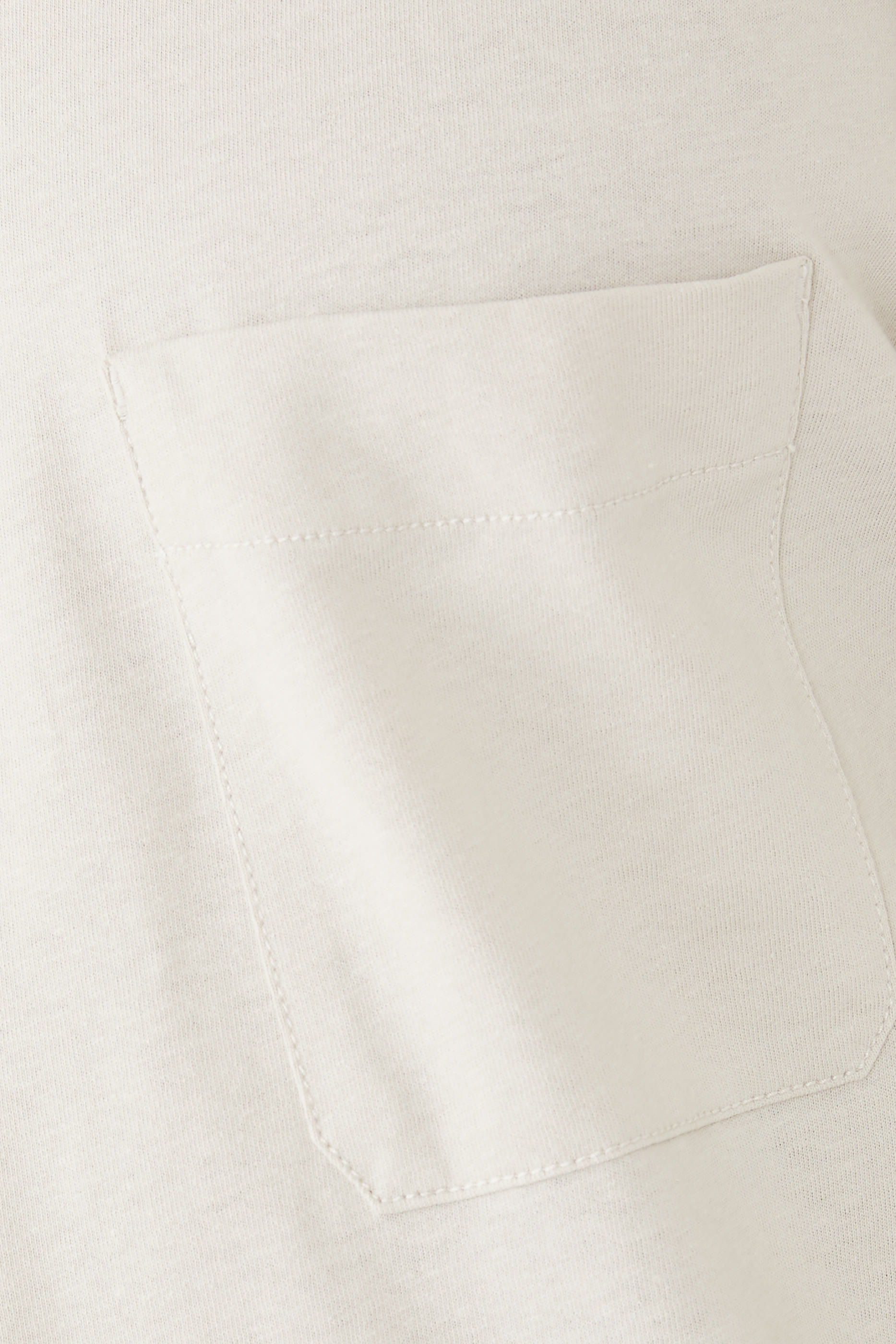 تيشيرت بقصة مربعة بأكمام قصيرة