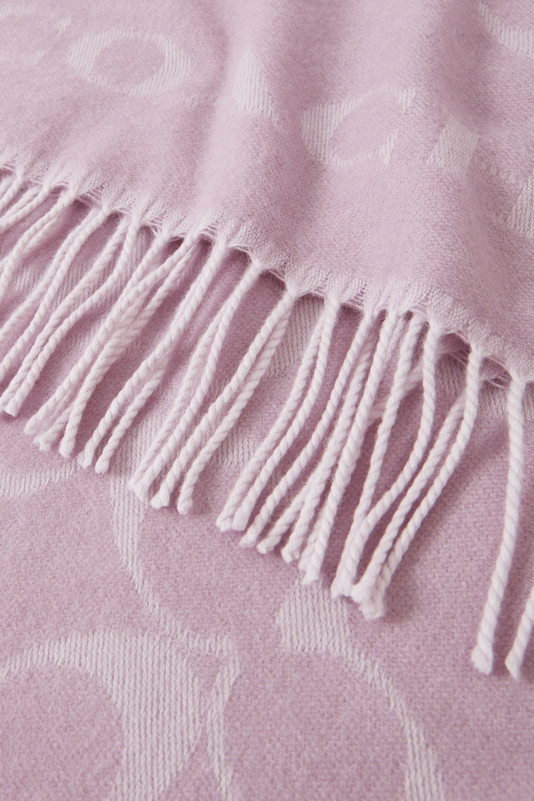 وشاح بشعار حرف الماركة بتصميم مائل