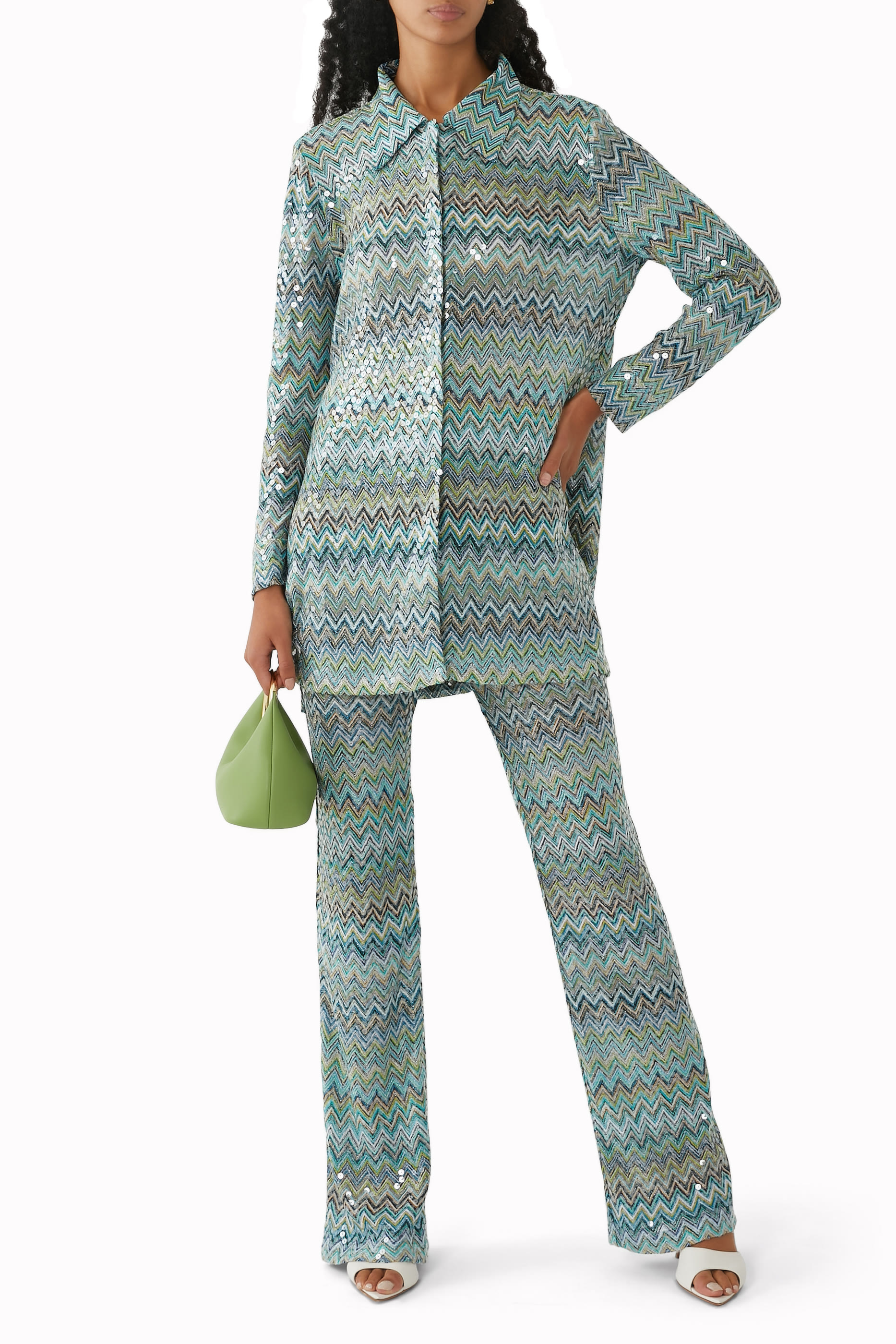 قميص بنقشة خطوط متعرجة