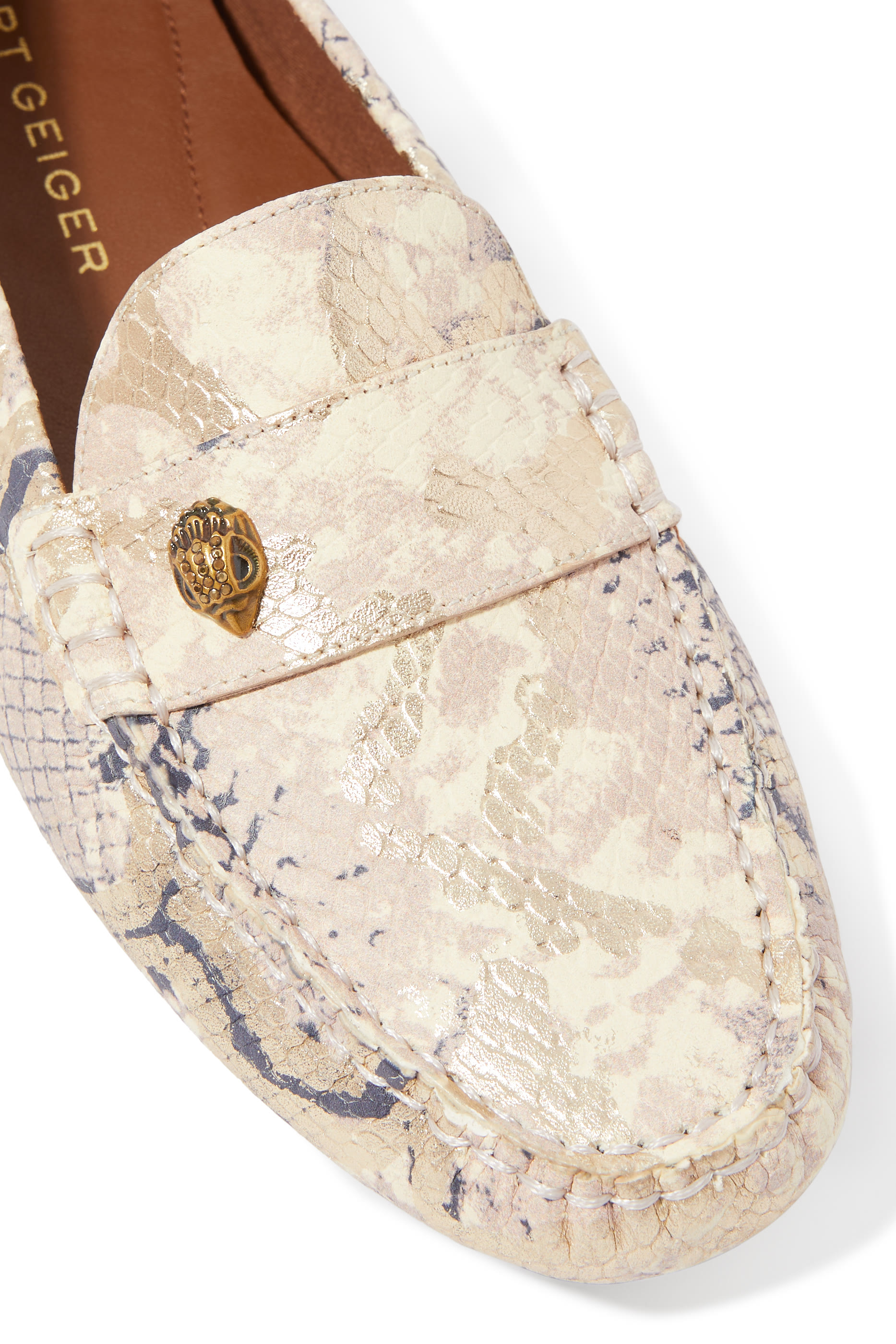 حذاء سهل الارتداء بنقشة جلد الثعبان وحلية شعار الماركة