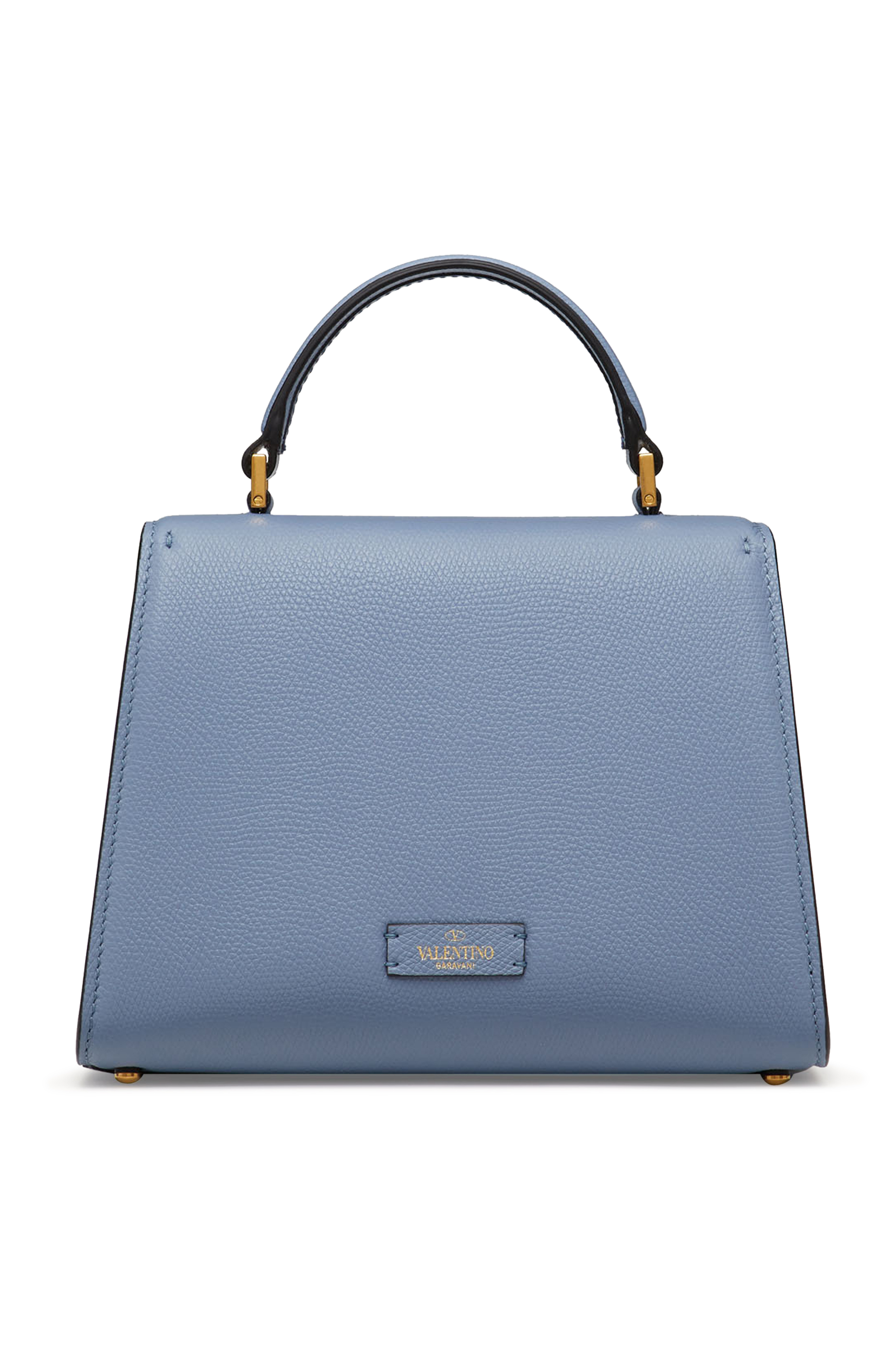 حقيبة صغيرة بيد علوية وشعار V