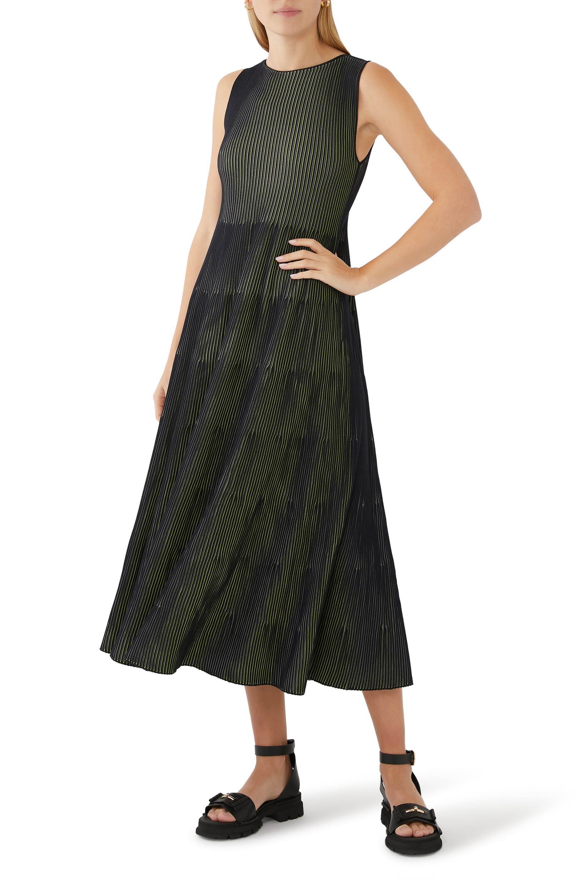 فستان مخطط متوسط الطول بطيات