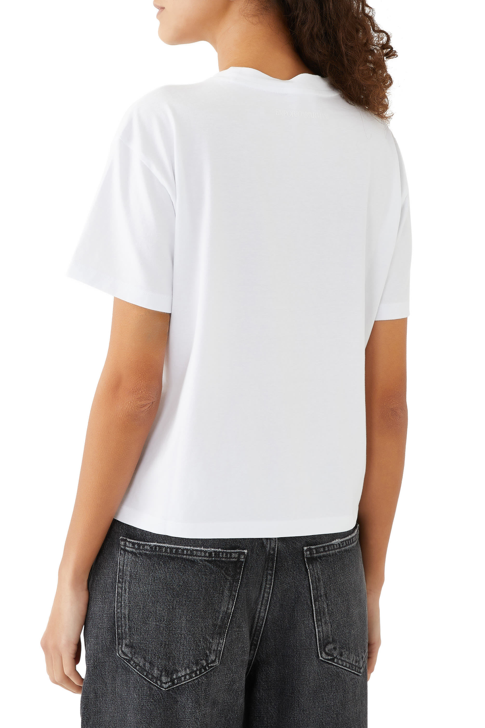 تيشيرت بشعار الماركة المطرز بتصميم ملصق