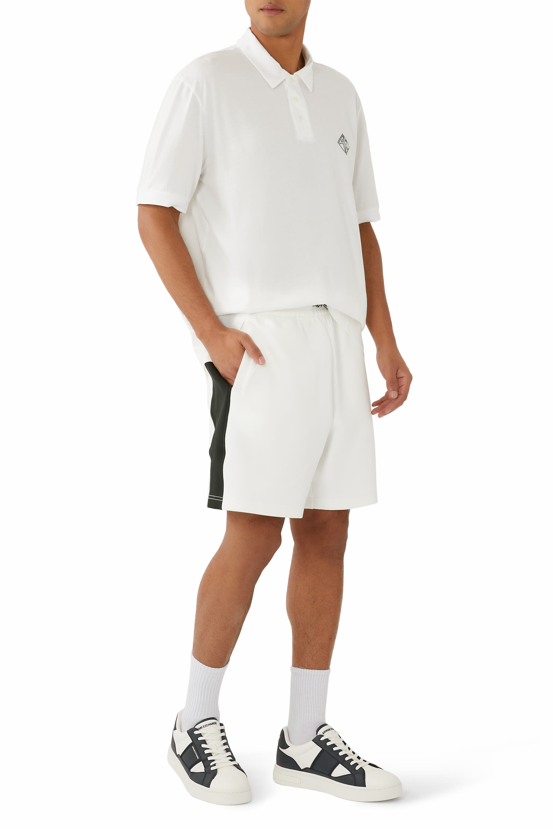 قميص بولو بقصة عادية وشعار الماركة