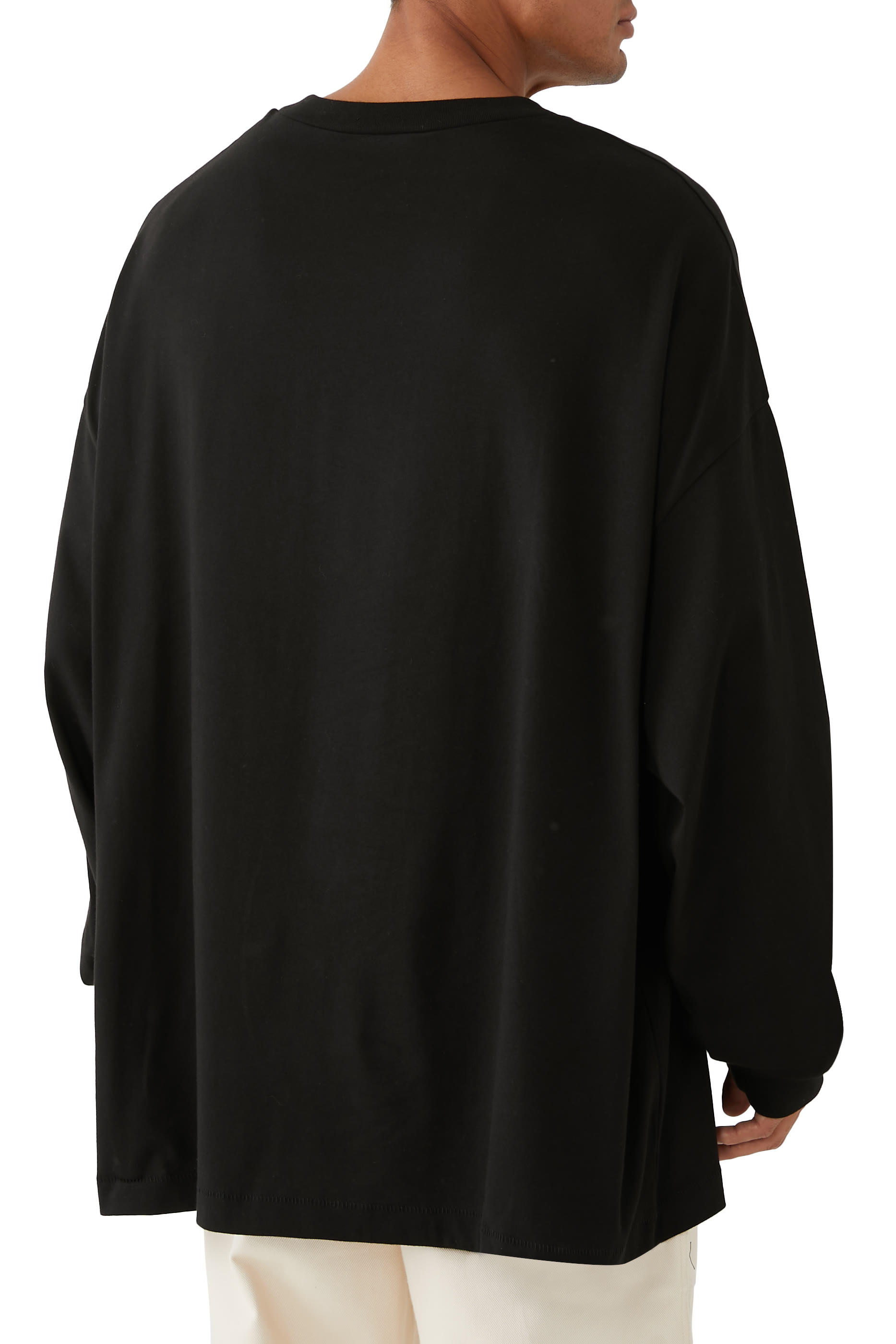 تيشيرت بأكمام قصيرة وشعار الماركة