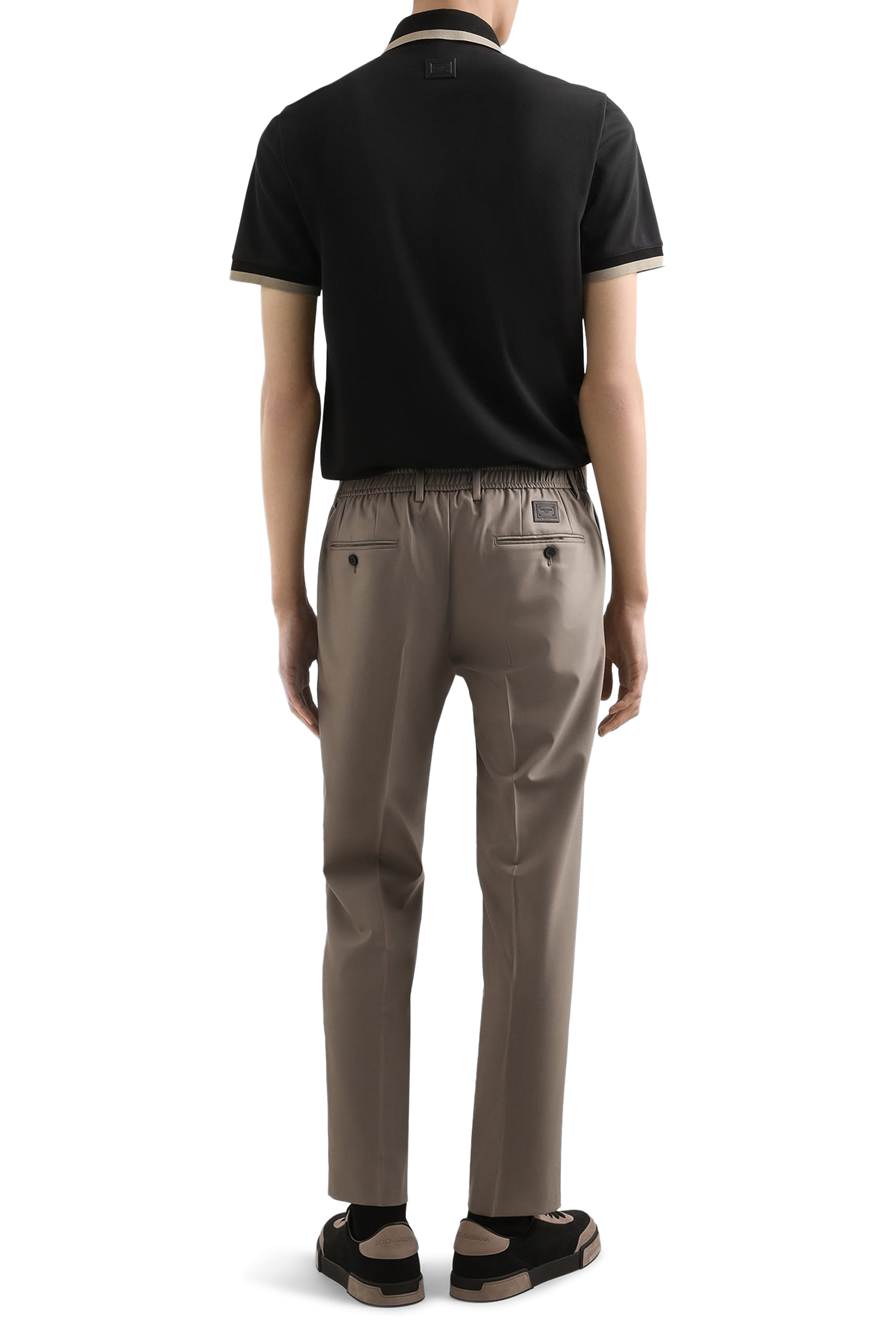 قميص بولو بأكمام قصيرة وشعار الماركة