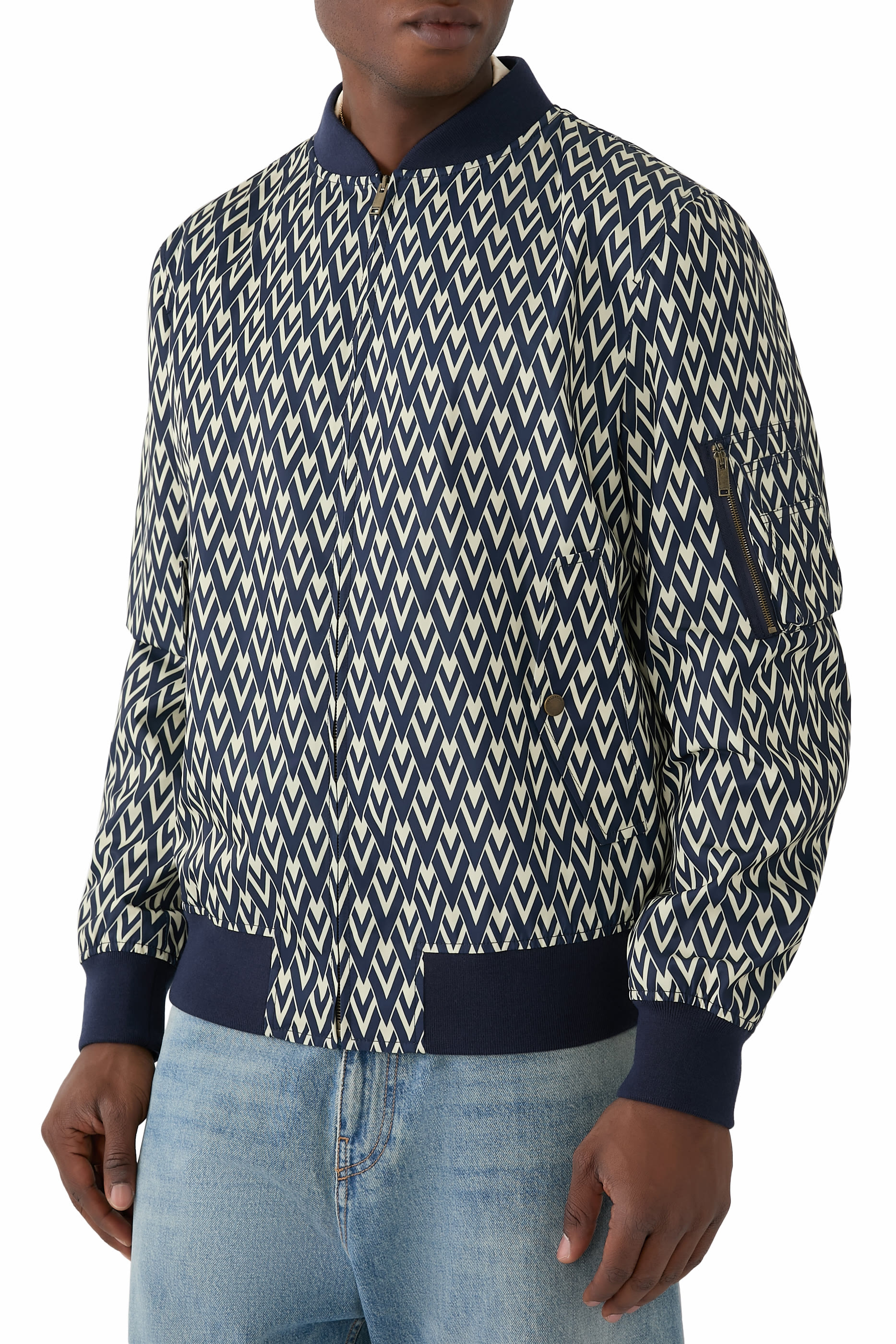 جاكيت بومبر نايلون مزين كليا بشعار الماركة