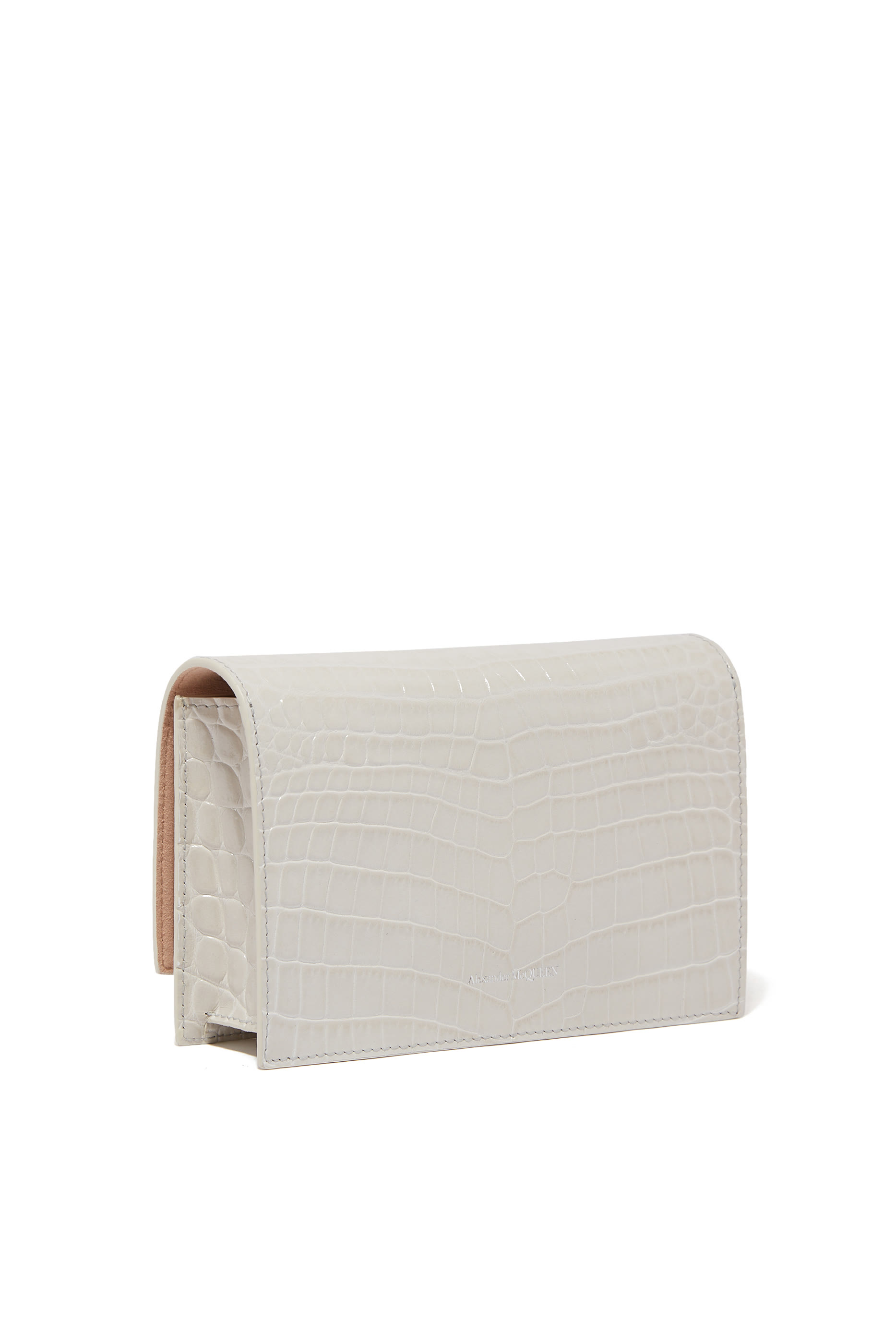 حقيبة صغيرة بحلية جمجمة