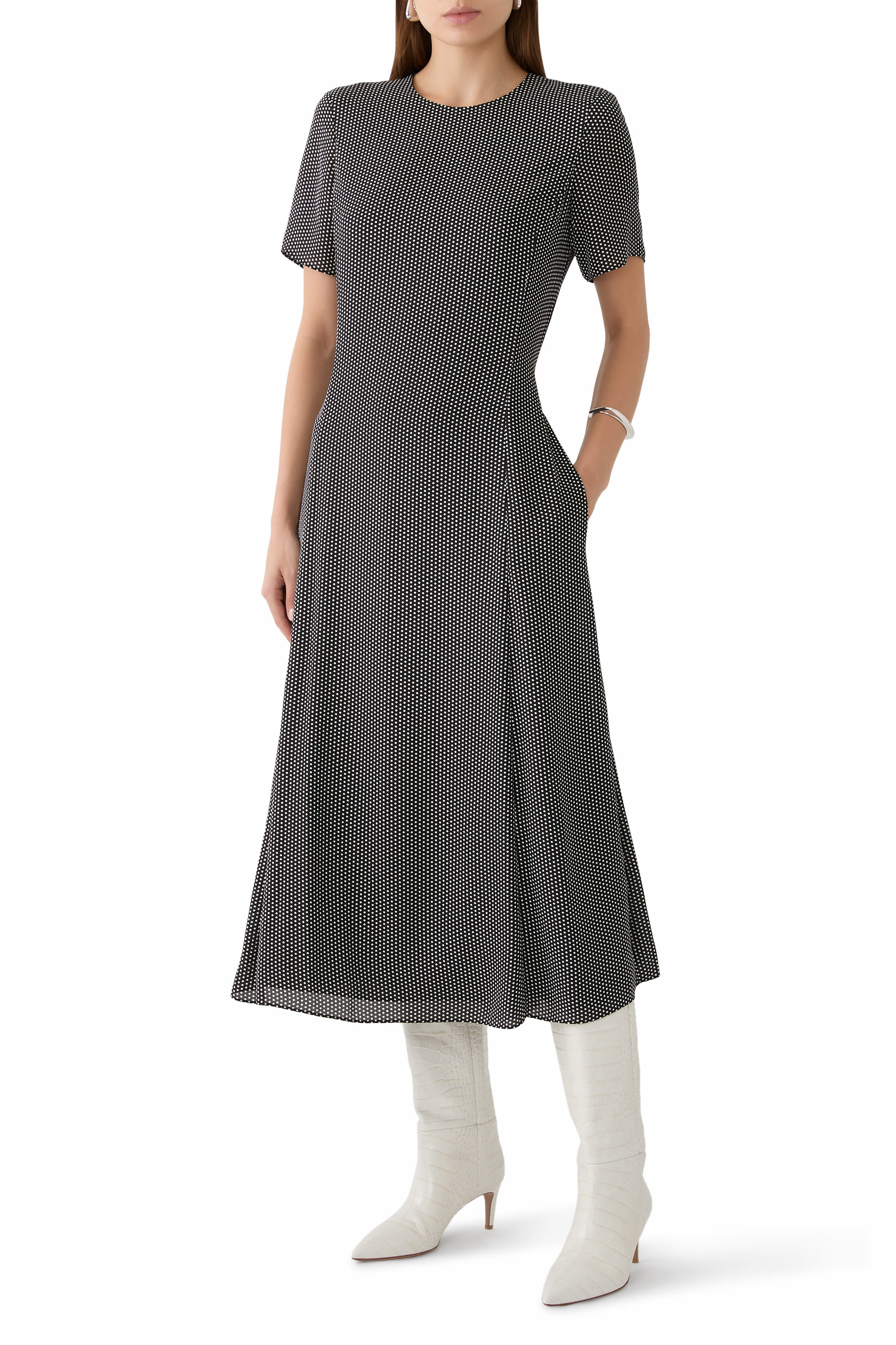 فستان متوسط الطول بقصة واسعة بأكمام قصيرة