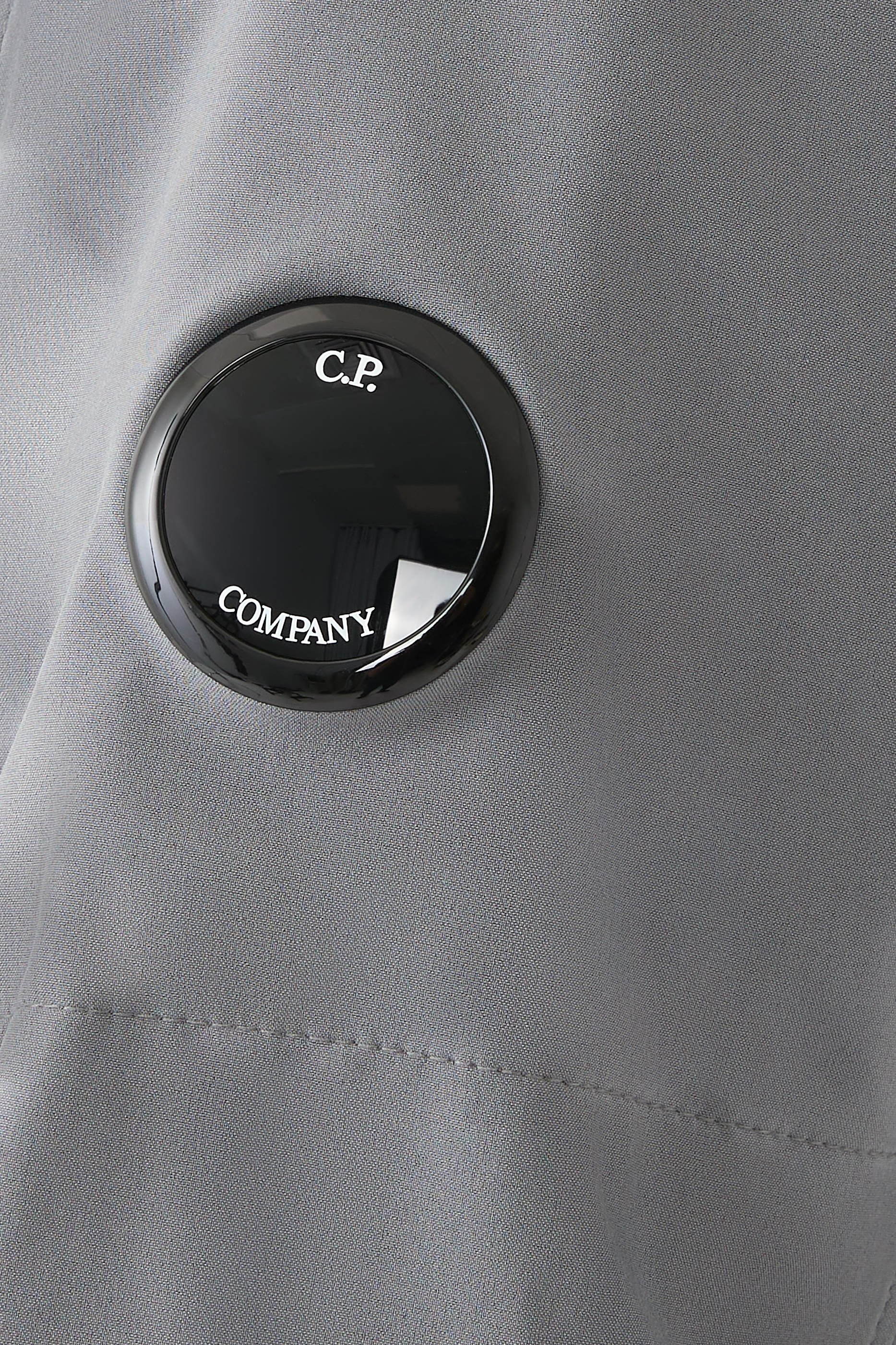 جاكيت غطاء للرأس وشعار الماركة شيل ار