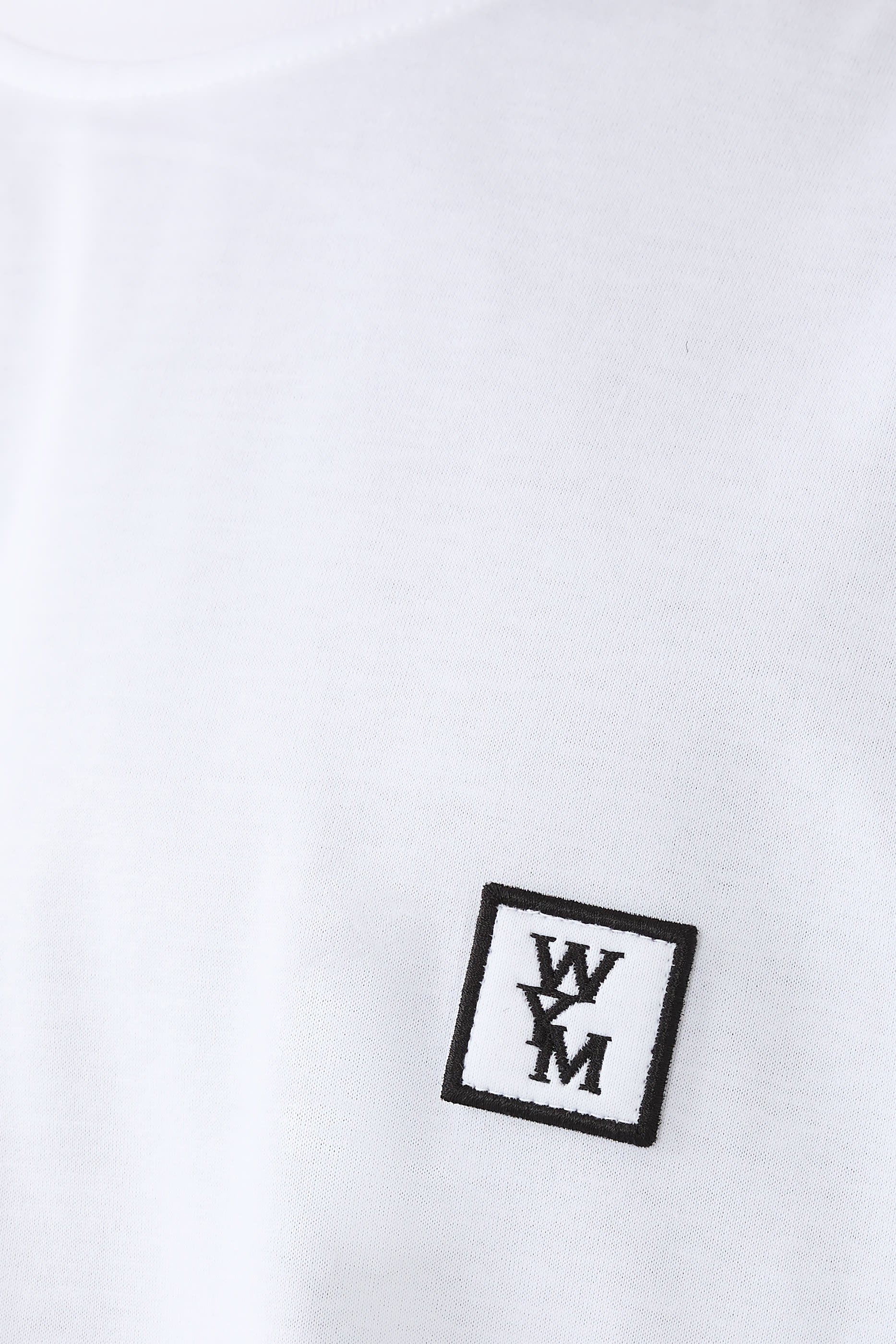 تيشيرت بشعار الماركة على الظهر قطن