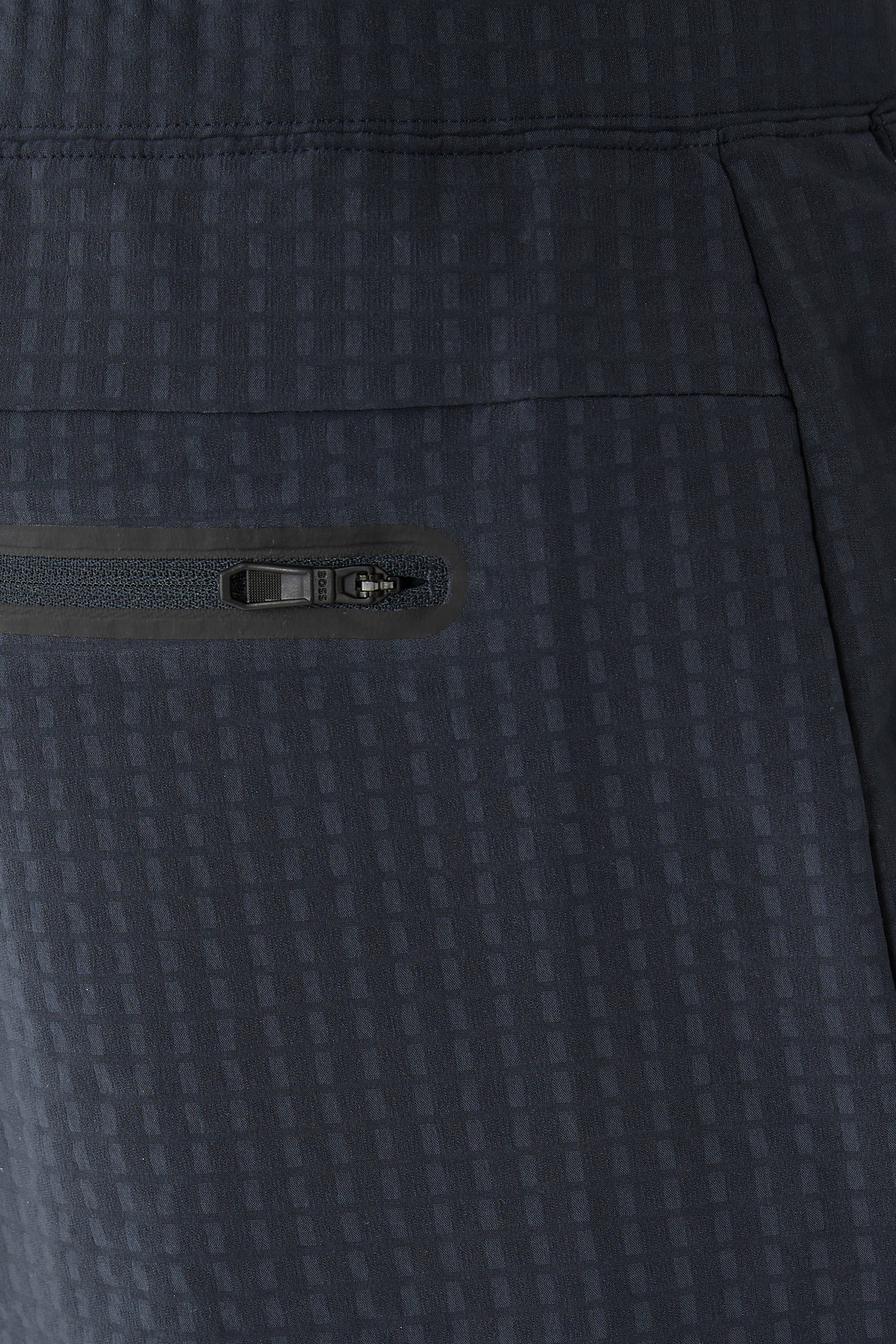 بنطال بقصة تضيق باتجاه الأسفل