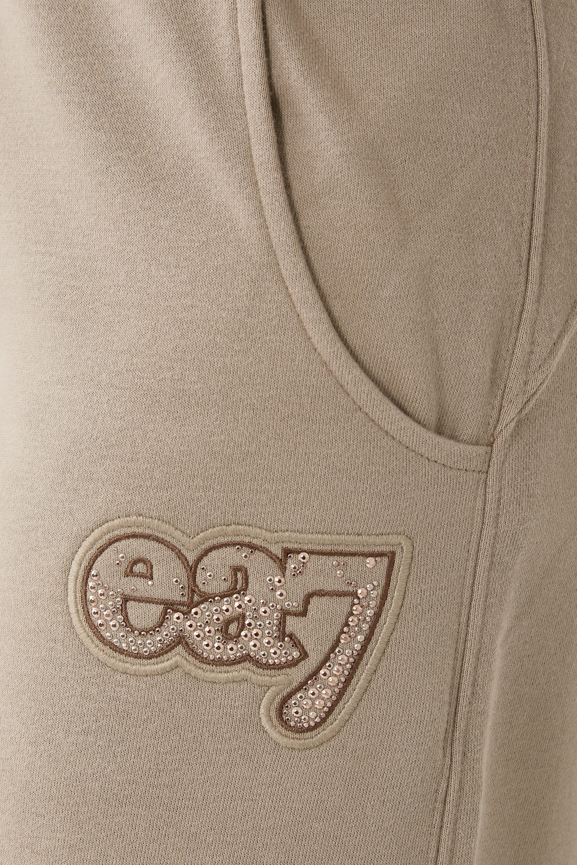 بنطال بشعار الماركة