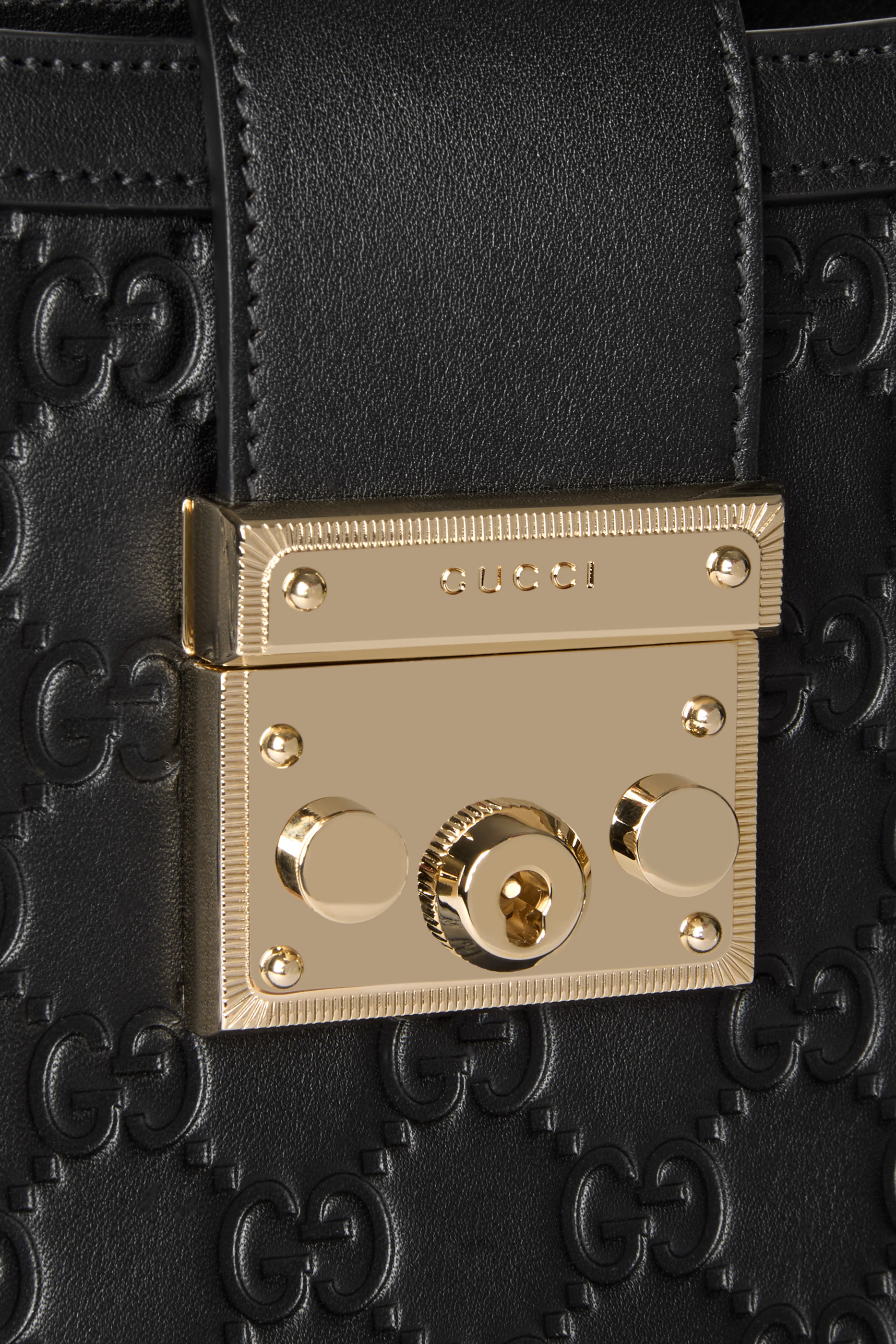 حقيبة متوسطة بيد علوية وقفل