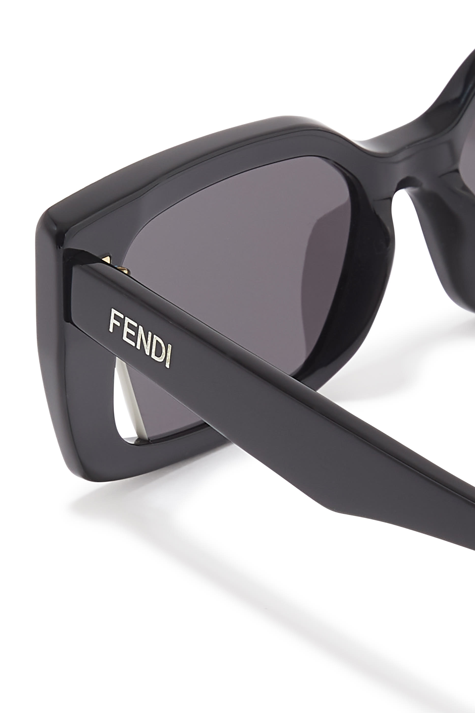 نظارات شمسية بعدسات مزينة بفتحات