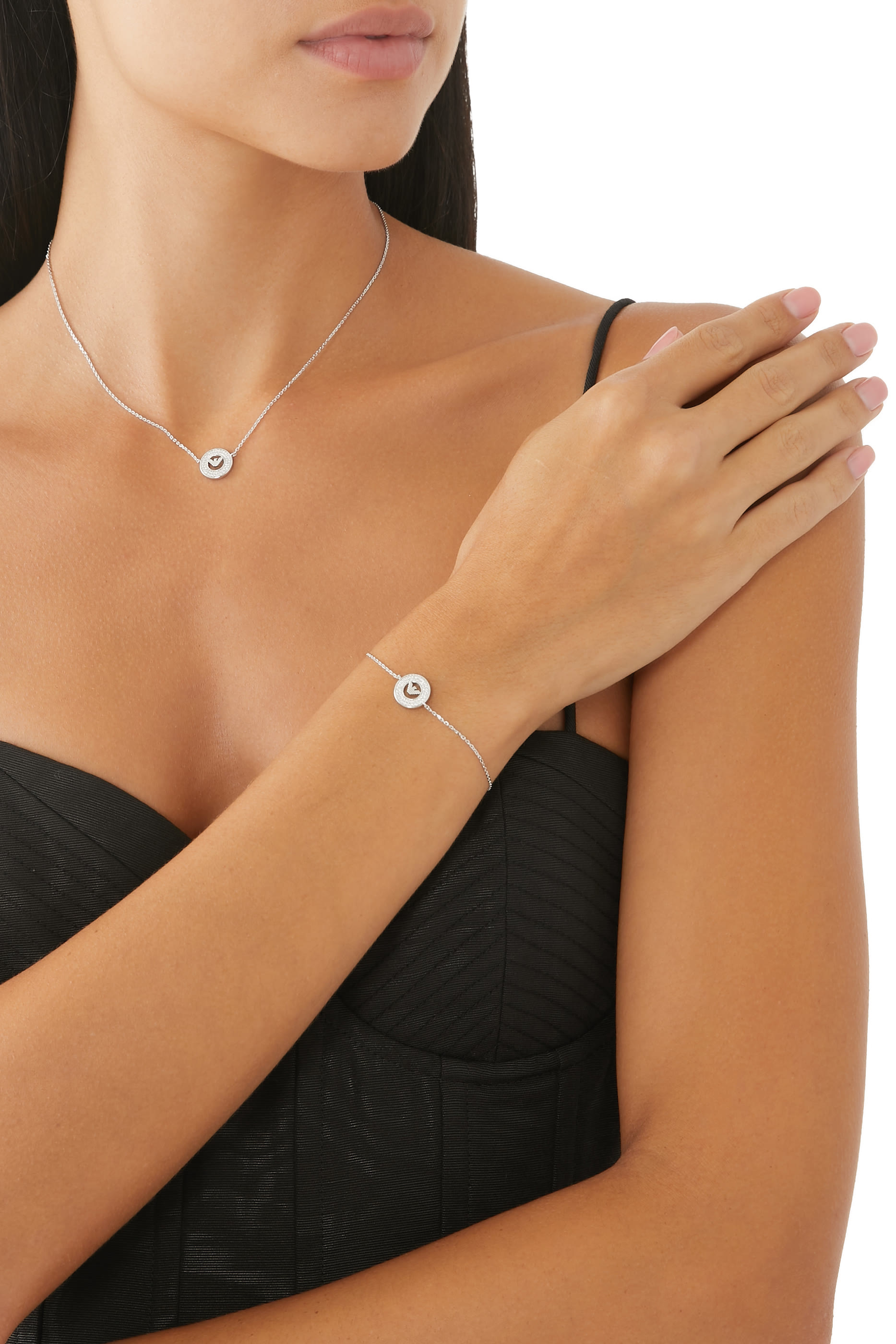 سوار بدلاية دائرية بشعار الماركة