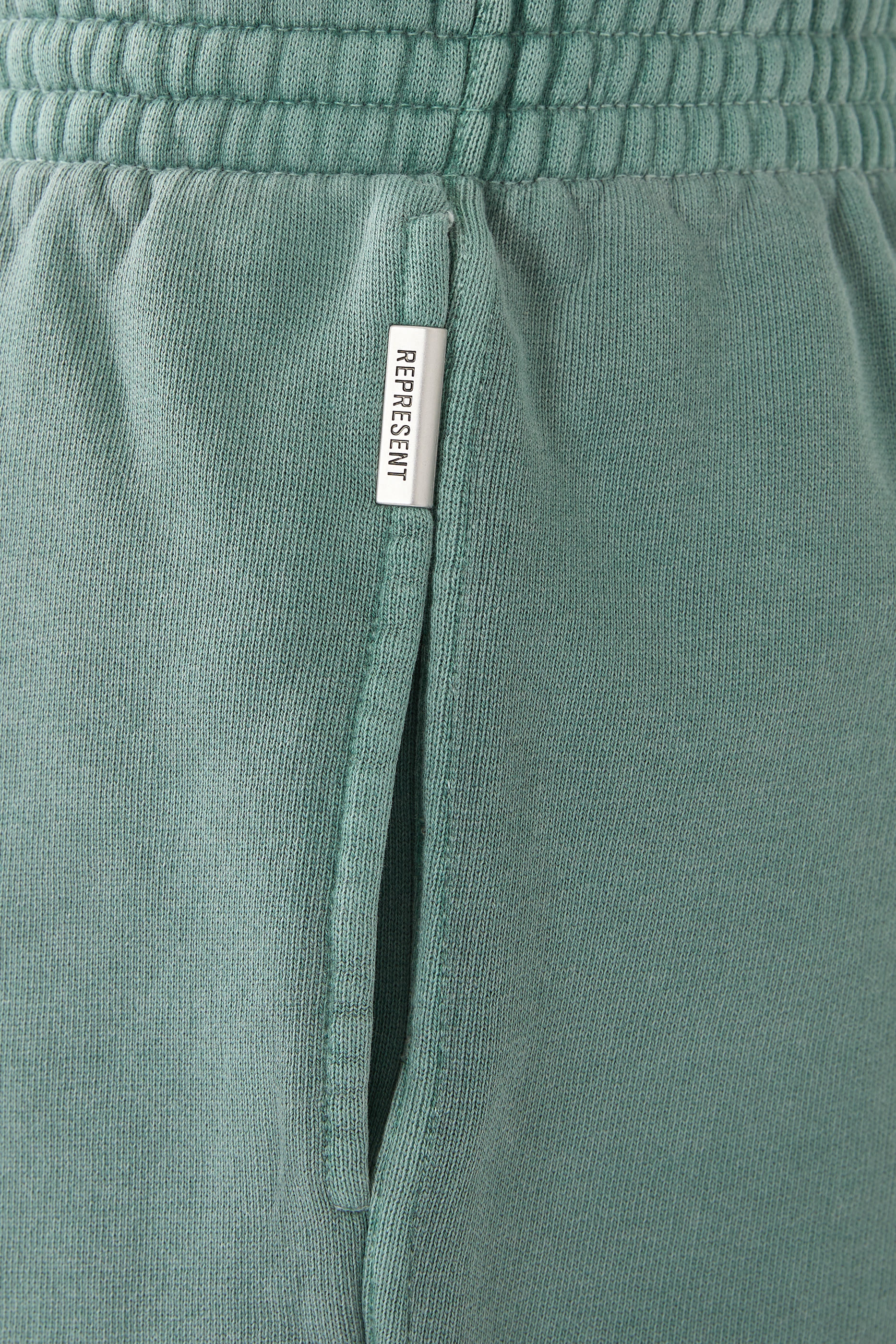 شورت بشعار الماركة