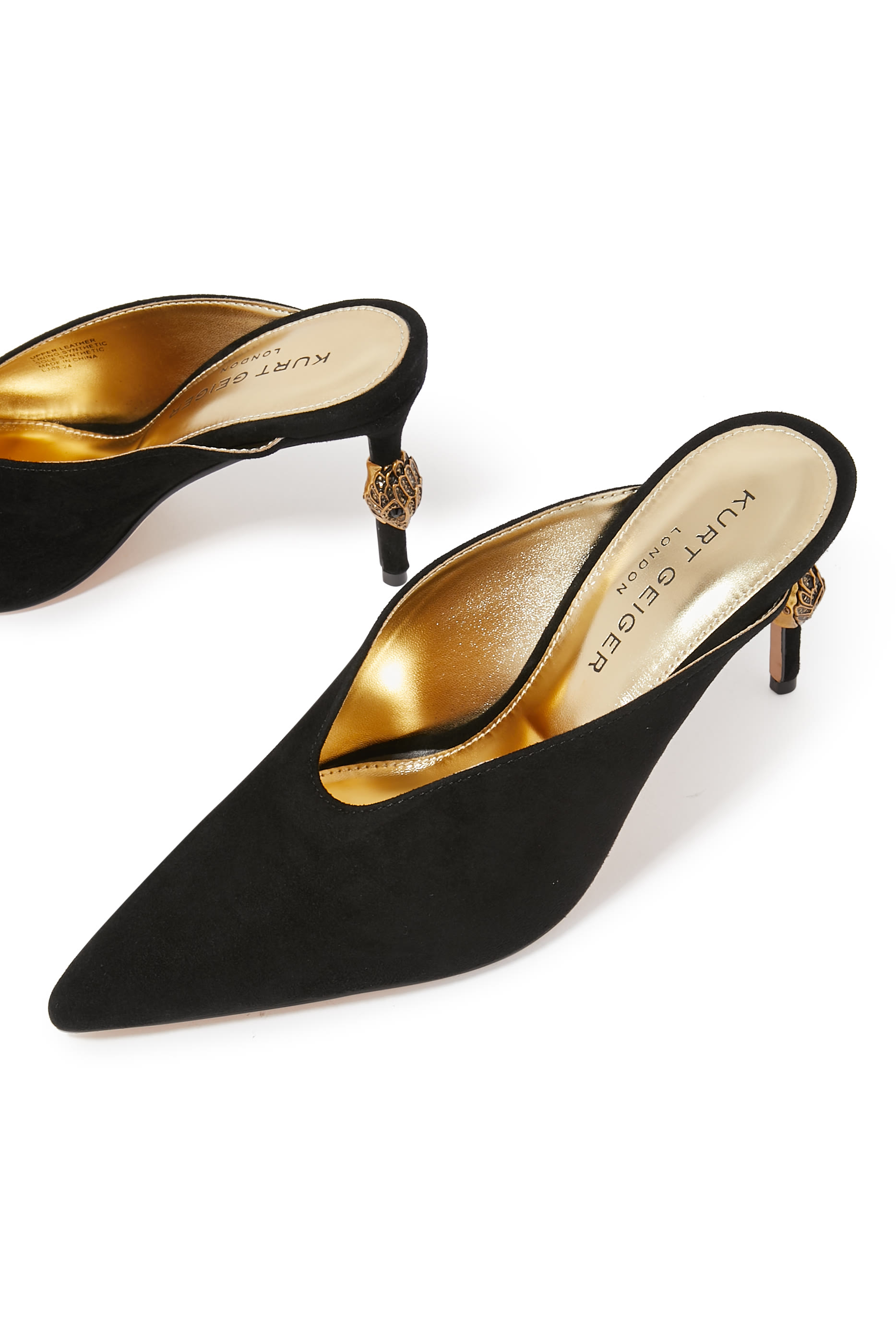 حذاء مفتوح من الخلف بمقدمة مغلوقة 90 بعكب مرتفع وحلية شعار الماركة