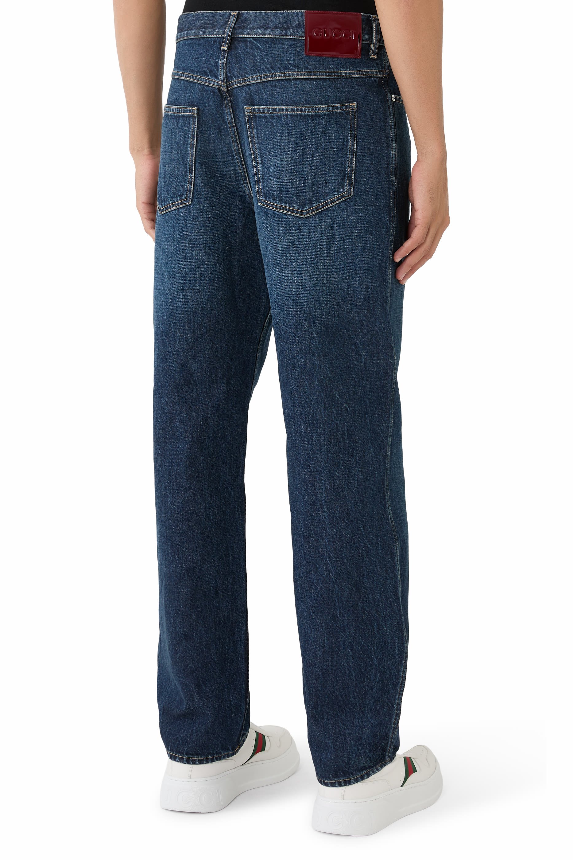 بنطال بقصة ضيقة وشعار الماركة قطن دنيم