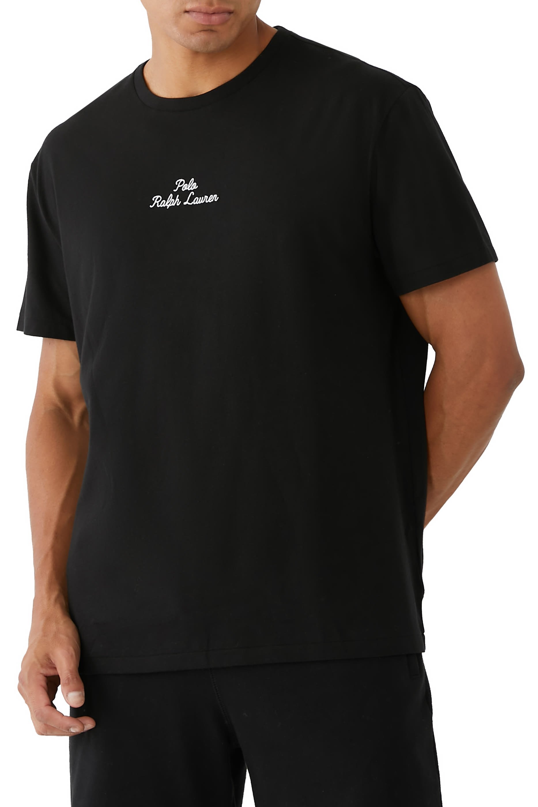 تيشيرت بتفاصيل شعار الماركة